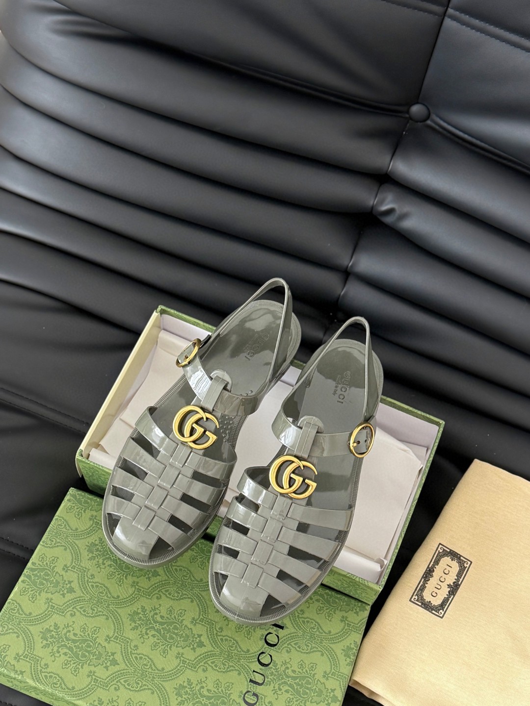 NO:384502,size: 36-46 (the latest version of TPU version, hundreds of tons of machines are actually made, and the difference between any other low version in the market has no trace) GG 25ss Spring and Summer latest model, double G jelly sandals, original version purchased in the counter, all details, materials, all the same as what you bought in the counter, the mold took one and a half months, and the mold for a pair of shoes weighed 1 ton!  It can truly be as crystal clear as the original version!  sandals sandals19860909size:36-46（最新版TPU版本 几百吨机台实际制作 区别市场其他任何低版本没有留痕） GG 25ss春夏最新款 双G果冻凉鞋 专柜购买原版 所有细节 材料 全部跟你在专柜买到的都一样 模具耗时一个半月,一对鞋子的模具重达1吨！真正能做到和原版一样的晶莹剔透！,凉鞋,sandals,Women's Shoes