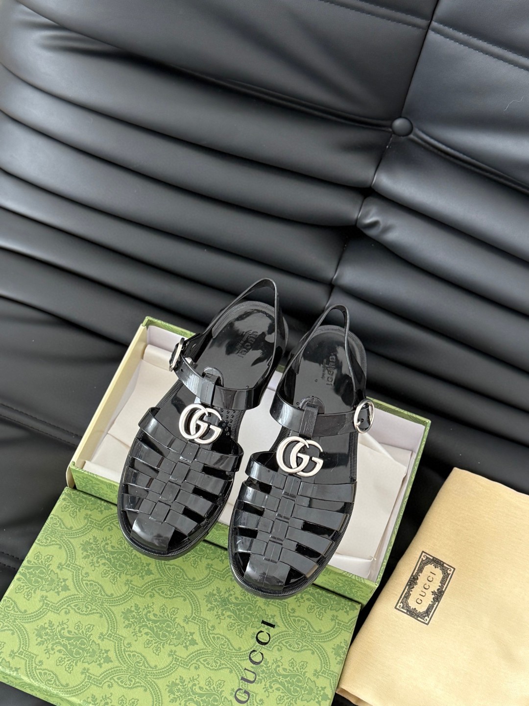 NO:384484,size: 36-46 (the latest version of TPU version, hundreds of tons of machines are actually made, and the difference between any other low version in the market has no trace) GG 25ss Spring and Summer latest model, double G jelly sandals, original version purchased in the counter, all details, materials, all the same as what you bought in the counter, the mold took one and a half months, and the mold for a pair of shoes weighed 1 ton!  It can truly be as crystal clear as the original version!  sandals sandals19860909size:36-46（最新版TPU版本 几百吨机台实际制作 区别市场其他任何低版本没有留痕） GG 25ss春夏最新款 双G果冻凉鞋 专柜购买原版 所有细节 材料 全部跟你在专柜买到的都一样 模具耗时一个半月,一对鞋子的模具重达1吨！真正能做到和原版一样的晶莹剔透！,凉鞋,sandals,Women's Shoes