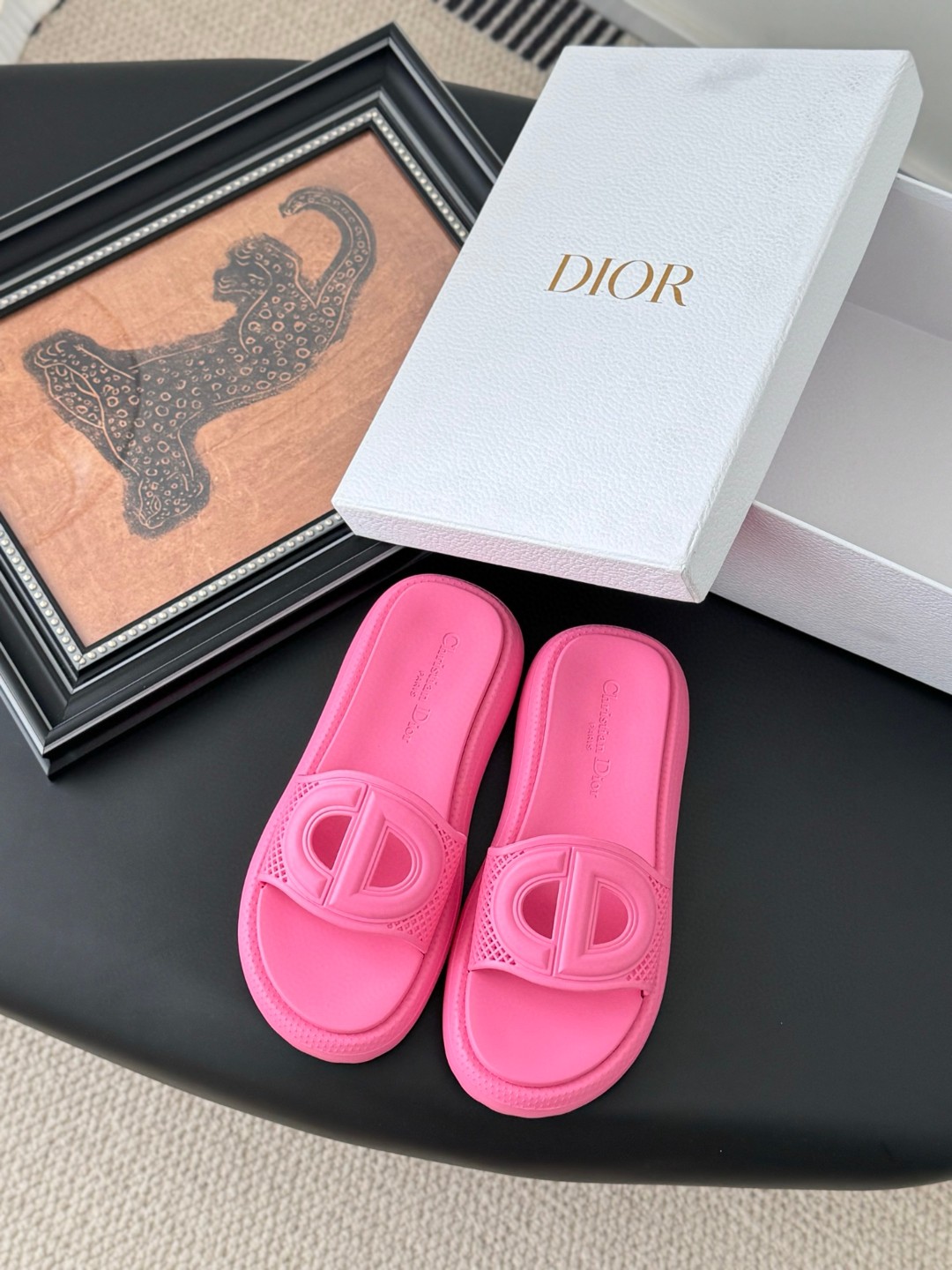 NO:227834,size:36-41 Single size single model   the size inside the shoelaces are the same as the original version) Dior's latest 2025 spring latest thick-soled wide-version slippers 1. Buy the original version, the shoe sole lace mold is best made with a 1:1 mold opening, heavy-duty single-size single model, no change in size, soft and comfortable, full of details!  2. The popular internet celebrity model, the original mold on the inner side of the shoelace is privately printed and coded, full of details, and everyone has a pair of essentials. The first choice for LSP 3. Material: TPU IP vacuum foaming, IP sprays with ultra-light large sole, which is lighter and more comfortable than the original, and is integrated, and is lighter and more comfortable than the original!  slippers,dior,slippers19860909size:36-41 单码单模 鞋带内里有码数和原版一致) Dior最新2025春季最新款厚底宽版拖鞋 1. 购入原版,鞋子鞋底鞋带模具1:1开模最好制作,重金单码单模,不改码数,柔软舒适,细节满满！ 2.网红大爆款 ,鞋带内侧原版模具私印编码,细节感满满,必备人手一双 ,LSP首选款 3. 材质: TPU IP真空发泡,IP射出超轻大底,比原版更轻便舒适,一体成型,比原版更轻便舒适！,拖鞋,dior,slippers,Women's Shoes
