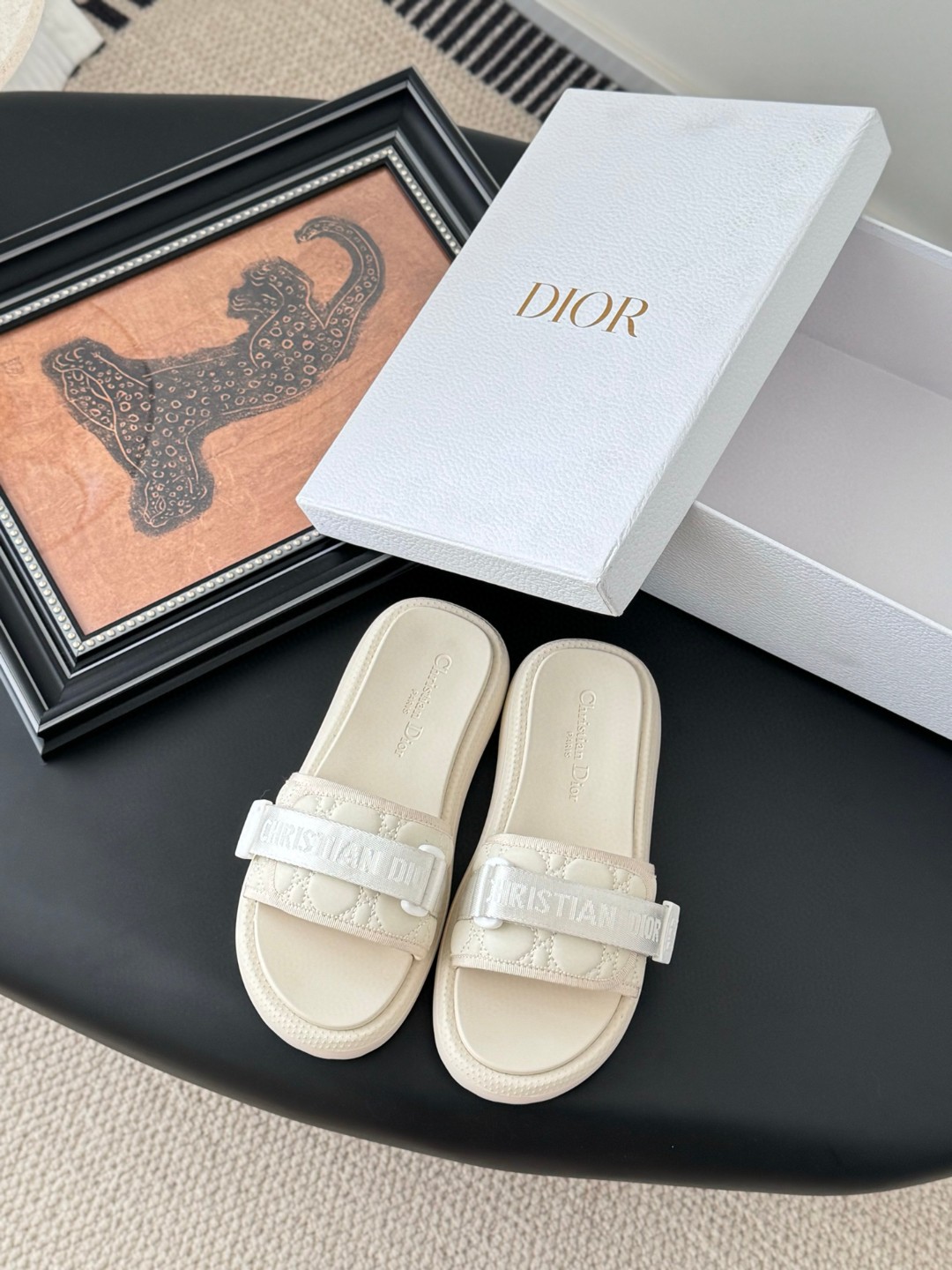 NO:391933,(Belt buckle version) size: 36-41 Single size single model + the size inside the shoelace is the same as the original version) Dior's latest 2025 spring latest thick-soled wide-version slippers 1. Buy the original version, the shoe soles and lace molds are best made with a 1:1 mold opening, heavy-duty single-size single model, no change in size, soft and comfortable, full of details!  2. The popular internet celebrity model, the original mold on the inner side of the shoelace is privately printed and coded, full of details, and everyone has a pair of essentials. The first choice for LSP 3. Material: TPU+IP vacuum foaming, IP sprays with ultra-light large sole, which is lighter and more comfortable than the original, and is integrated, and is lighter and more comfortable than the original!  slippers,dior,slippers19860909（皮带扣版） size:36-41 单码单模+鞋带内里有码数和原版一致) Dior最新2025春季最新款厚底宽版拖鞋 1. 购入原版,鞋子鞋底鞋带模具1:1开模最好制作,重金单码单模,不改码数,柔软舒适,细节满满！ 2.网红大爆款 ,鞋带内侧原版模具私印编码,细节感满满,必备人手一双 ,LSP首选款 3. 材质: TPU+IP真空发泡,IP射出超轻大底,比原版更轻便舒适,一体成型,比原版更轻便舒适！,拖鞋,dior,slippers,Women's Shoes