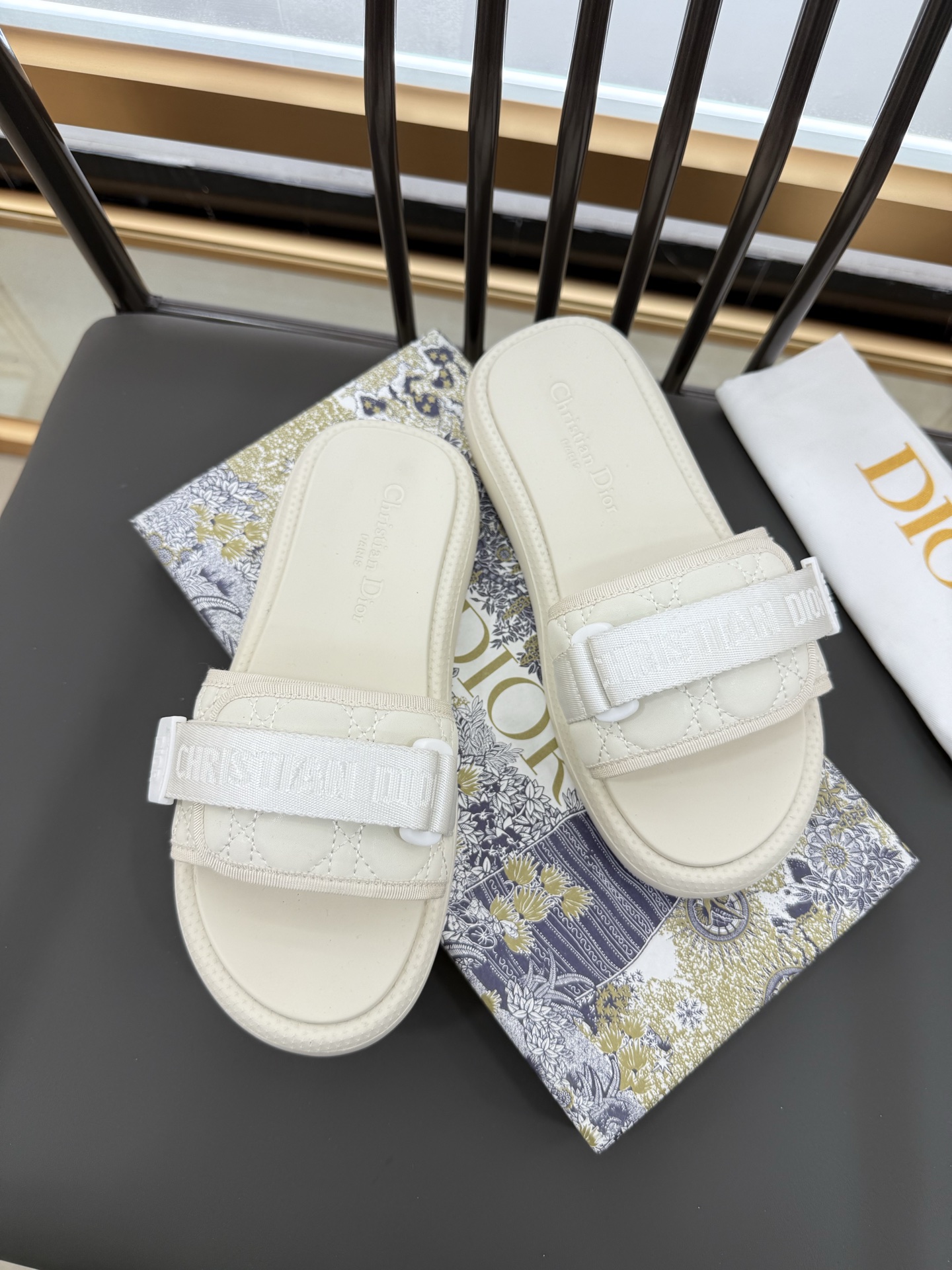 NO:259861,Running volume and price (belt buckle version) size: 36-41 Single size single model   the size inside the shoelace is the same as the original version) Dior's latest 2025 spring latest thick-soled wide-version slippers 1. Buy the original version, the shoe soles and lace molds are best made with a 1:1 mold opening, heavy-duty single model, no change in size, soft and comfortable, full of details!  2. The popular internet celebrity model, the original mold on the inner side of the shoelace is privately printed and coded, full of details, and everyone has a pair of essentials. The first choice for LSP 3. Material: TPU IP vacuum foaming, IP sprays with ultra-light large sole, which is lighter and more comfortable than the original, and is integrated, and is lighter and more comfortable than the original!  slippers,dior,slippers19860909跑量价（皮带扣版） size:36-41 单码单模 鞋带内里有码数和原版一致) Dior最新2025春季最新款厚底宽版拖鞋 1. 购入原版,鞋子鞋底鞋带模具1:1开模最好制作,重金单码单模,不改码数,柔软舒适,细节满满！ 2.网红大爆款 ,鞋带内侧原版模具私印编码,细节感满满,必备人手一双 ,LSP首选款 3. 材质: TPU IP真空发泡,IP射出超轻大底,比原版更轻便舒适,一体成型,比原版更轻便舒适！,拖鞋,dior,slippers,Women's Shoes