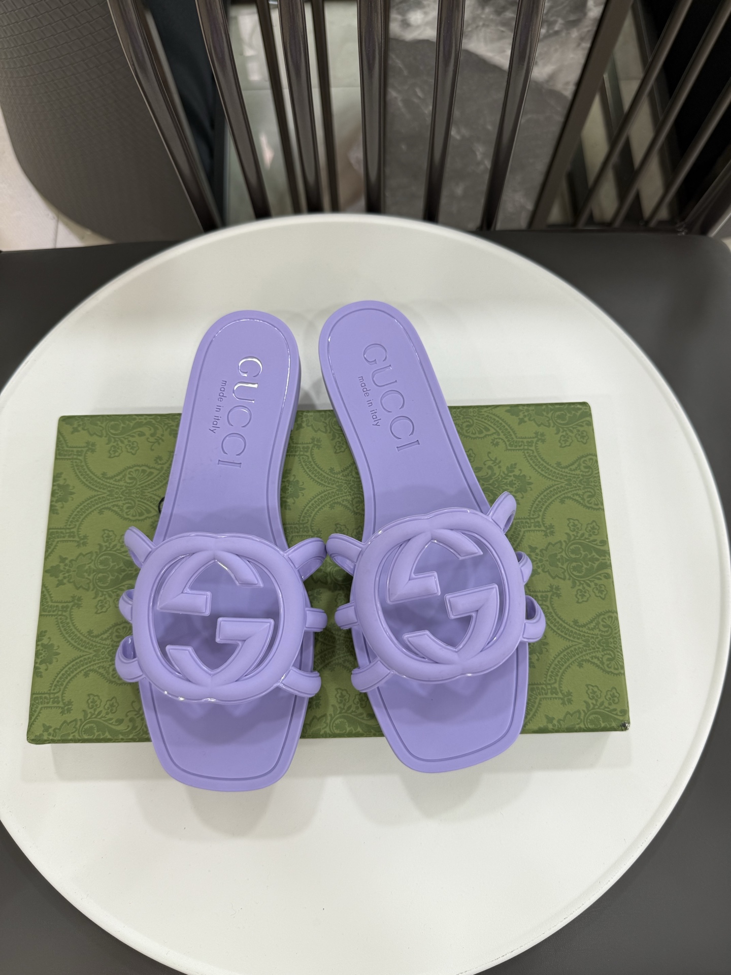 NO:263756,New color (original TPU material with bright version) size: 35-42 (single code single mode   inner code   code number) Exclusive correct version Real original 11 quality Eleven color black White Light apricot pink Orange Fruit green Khaki dark green Rose red Burgundy blue purple G hot beach jelly shoes Original open mold classic double G upper upper original open mold rubber injection molding integrated molding Outsole double-layer combination sole Size 35-42 Packaging original packaging, slippers, slippers19860909新色（原版TPU材质带亮光版本） size:35-42（单码单模 内里带编码 码数） 独家正确版本 真正原版11品质 十一色黑色 白色 浅杏色 粉色 橘色 果绿色 卡其色 墨绿 玫红 酒红 蓝紫色 G爆款沙滩果冻鞋 原版开模经典双G鞋面 鞋面原版开模橡胶注塑一体成型 大底双层组合大底 尺码35-42 包装原版包装,拖鞋,slippers,Women's Shoes