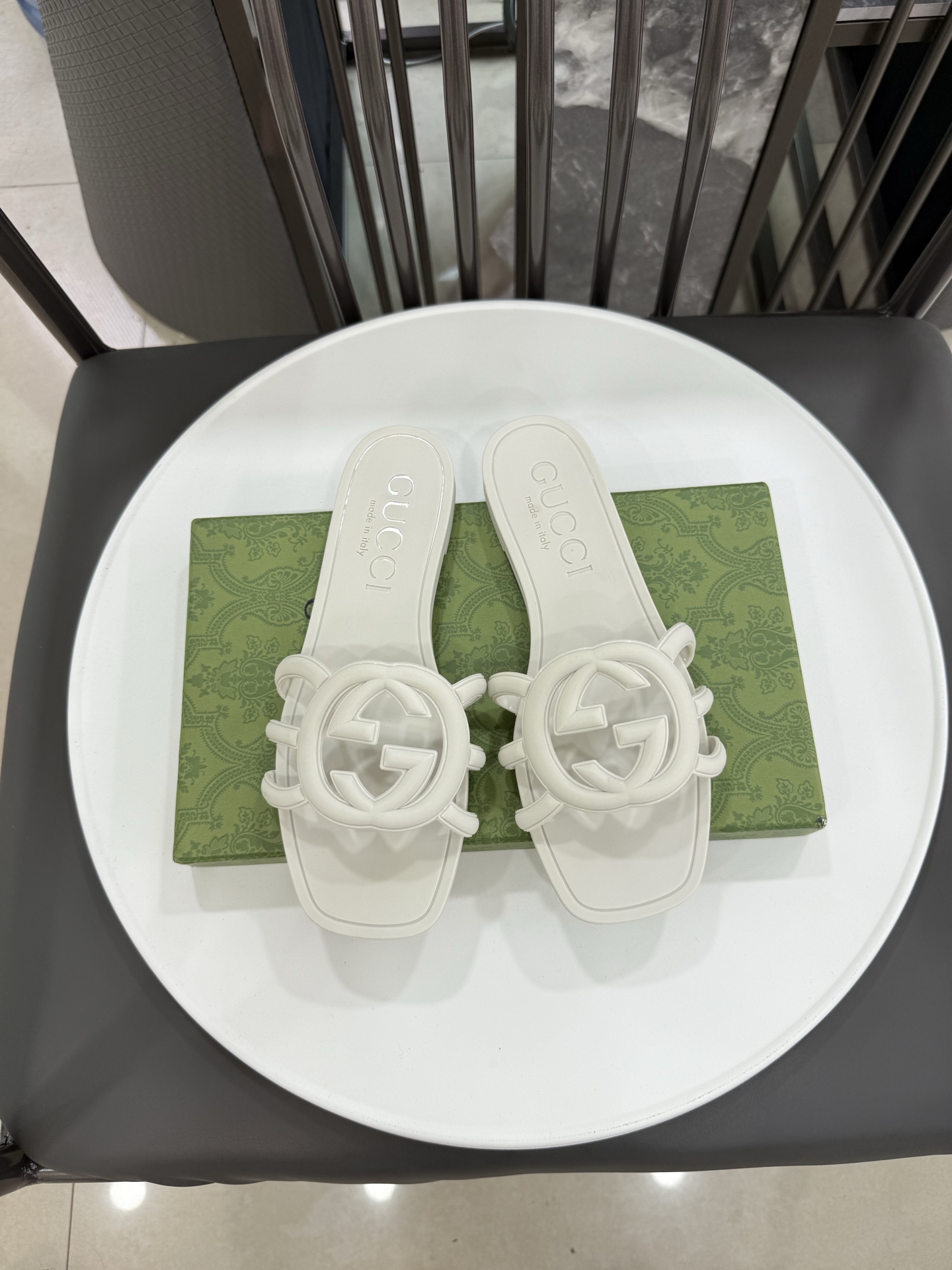 NO:382965,(Original TPU material with bright light version) size: 35-42 (single code single mode + inner code + code number) Exclusive correct version Real original 11 quality Color ten colors black White Light apricot pink Orange Fruit green Khaki dark green Rose red Burgundy blue purple G hot beach jelly shoes Original open mold classic double G upper upper original open mold rubber injection molding integrated molding Outsole double-layer combination sole Size 35-42 Packaging original packaging, slippers, slippers19860909（原版TPU材质带亮光版本） size:35-42（单码单模+内里带编码+码数） 独家正确版本 真正原版11品质 颜色十色黑色 白色 浅杏色 粉色 橘色 果绿色 卡其色 墨绿 玫红 酒红 蓝紫色 G爆款沙滩果冻鞋 原版开模经典双G鞋面 鞋面原版开模橡胶注塑一体成型 大底双层组合大底 尺码35-42 包装原版包装,拖鞋,slippers,Women's Shoes