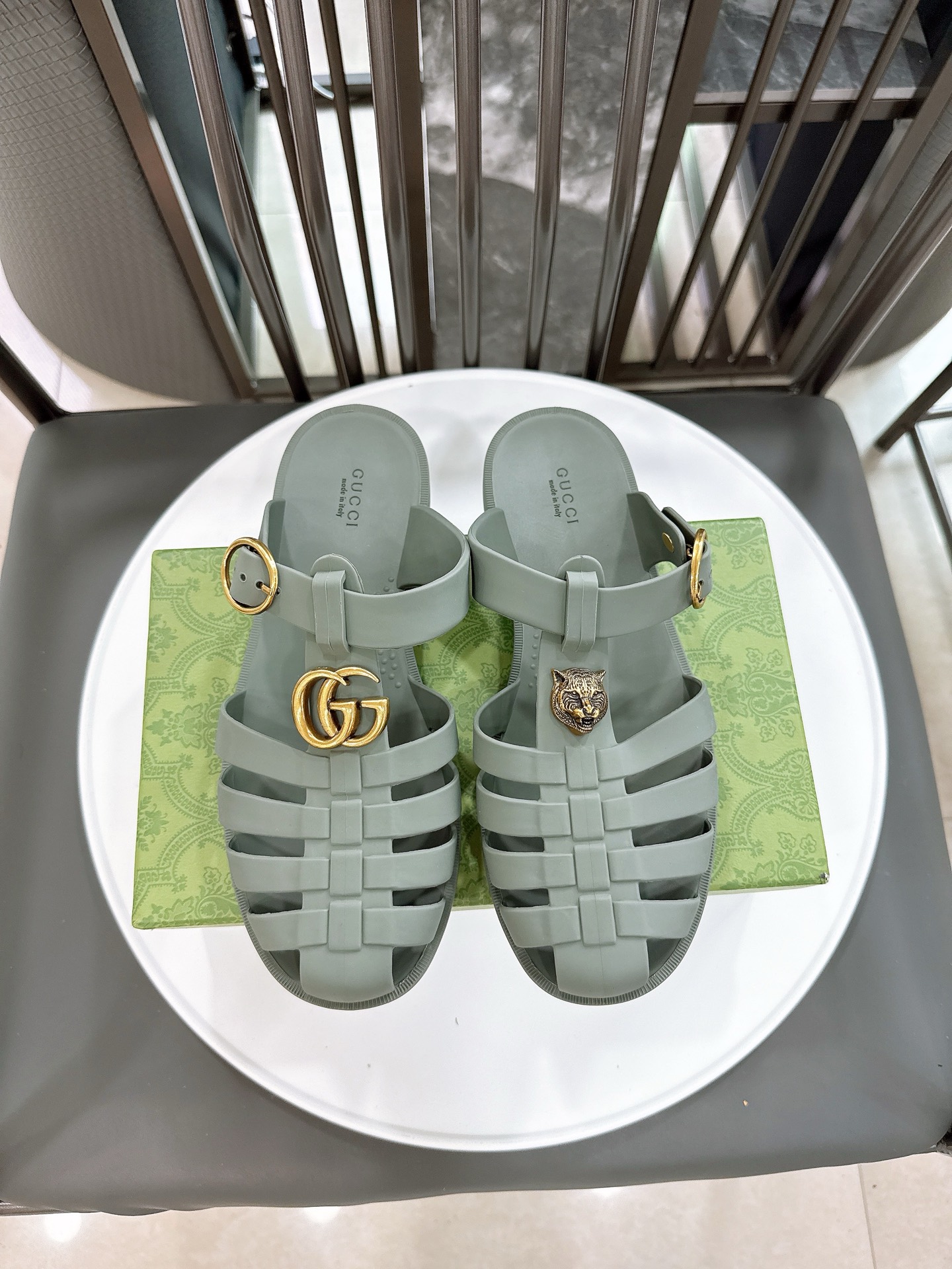 NO:381961,(Value and price) size: 38-46 (the latest version of TPU version, the actual production of hundreds of tons of machines, different from any other low version in the market, no trace left) GG 25ss Spring and Summer latest model, double G jelly sandals, the original version purchased in the counter, all details, materials, all the same as what you bought in the counter, the mold took one and a half months, and the mold for a pair of shoes weighed 1 ton!  It can truly be as crystal clear as the original version!  sandals sandals19860909（有量有价） size:38-46（最新版TPU版本 几百吨机台实际制作 区别市场其他任何低版本没有留痕） GG 25ss春夏最新款 双G果冻凉鞋 专柜购买原版 所有细节 材料 全部跟你在专柜买到的都一样 模具耗时一个半月,一对鞋子的模具重达1吨！真正能做到和原版一样的晶莹剔透！,凉鞋,sandals,Women's Shoes