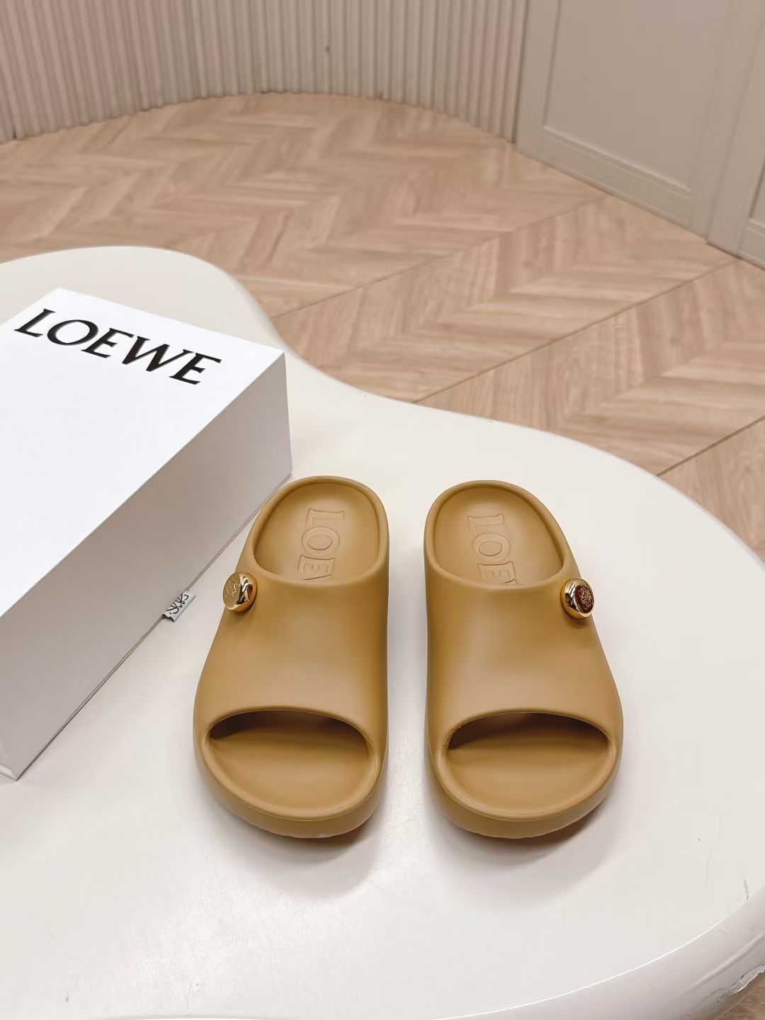 NO:391929,Size: 35-41 (sole with size) LOEWE Summer Paulas Limited Fashion Slippers Series Ultralight Slippers, super comfortable, wet, super suitable for going to the beach, very good looks, 2CM height, must-have for summer, rubber foam integrated molding!  Electroplating hardware buckle, size:35-41, slippers, loewe, loewe, slippers19860909码数:35-41（鞋底带码数） LOEWE罗意威夏季paulas限定时尚拖鞋系列 超轻拖鞋,超舒服,湿水,去沙滩穿超合适的, 颜值也很高,高度2CM那样,夏季必备款 橡胶发泡一体成型！电镀五金扣, size:35-41,拖鞋,loewe,loewe,slippers,Women's Shoes