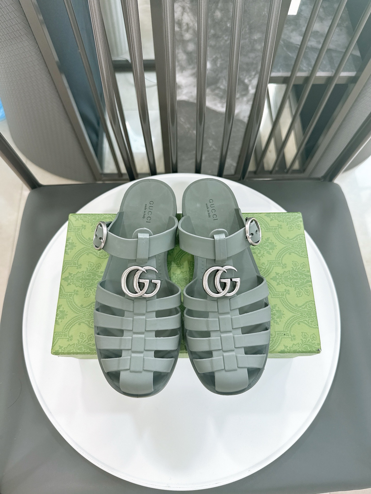 NO:382980,Upgraded version (couple model) size: 35-43 (original hardware quality, 1 pair of buttons 48 yuan, latest version TPU version, actual production of hundreds of tons of machines, different from any other low version in the market, no trace left) GG 25ss Spring and Summer latest version, double G jelly sandals, purchase original version in the counter, all details, materials, all the same as what you bought in the counter, the mold took one and a half months, and the mold for a pair of shoes weighed 1 ton!  It can truly be as crystal clear as the original version!  ,slippers,sandals,slippers19860909升级版（情侣款）size:35-43（原版五金品质,扣子1对48元,最新版TPU版本 几百吨机台实际制作 区别市场其他任何低版本没有留痕） GG 25ss春夏最新款 双G果冻凉鞋 专柜购买原版 所有细节 材料 全部跟你在专柜买到的都一样 模具耗时一个半月,一对鞋子的模具重达1吨！真正能做到和原版一样的晶莹剔透！,拖鞋,sandals,slippers,Women's Shoes