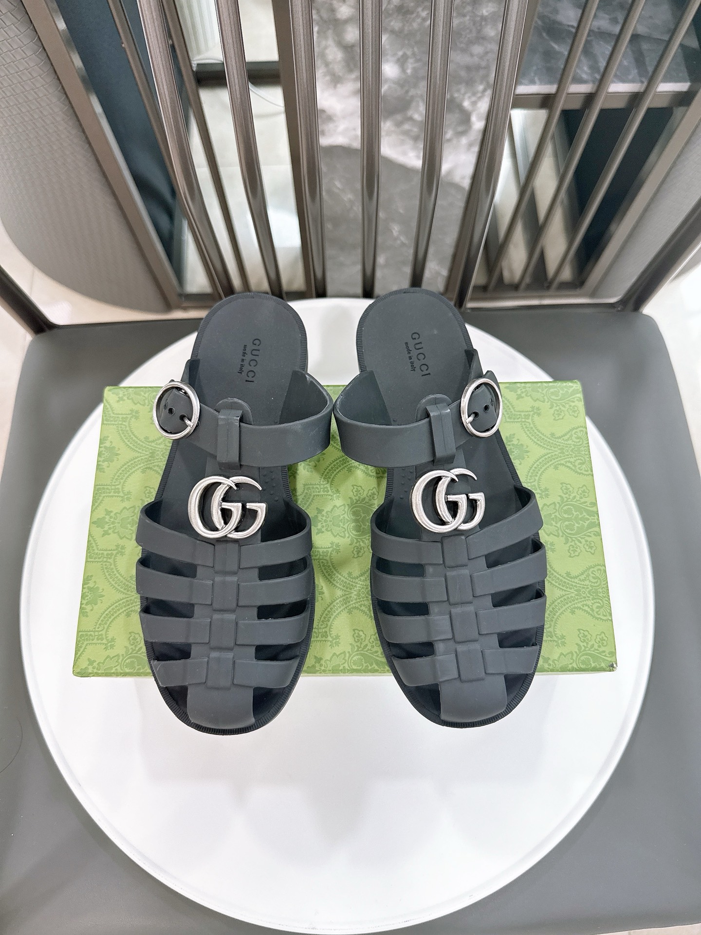 NO:382986,Upgraded version Couple model) size: 35-43 (original hardware quality, 1 pair of buttons 48 yuan, latest version TPU version, actual production of hundreds of tons of machines, different from any other low version in the market, no trace left) GG 25ss Spring and Summer latest version, double G jelly sandals, purchase original version in the counter, all details, materials, all the same as what you bought in the counter, the mold took one and a half months, and the mold for a pair of shoes weighed 1 ton!  It can truly be as crystal clear as the original version!  ,slippers,sandals,slippers19860909升级版 情侣款）size:35-43（原版五金品质,扣子1对48元,最新版TPU版本 几百吨机台实际制作 区别市场其他任何低版本没有留痕） GG 25ss春夏最新款 双G果冻凉鞋 专柜购买原版 所有细节 材料 全部跟你在专柜买到的都一样 模具耗时一个半月,一对鞋子的模具重达1吨！真正能做到和原版一样的晶莹剔透！,拖鞋,sandals,slippers,Women's Shoes
