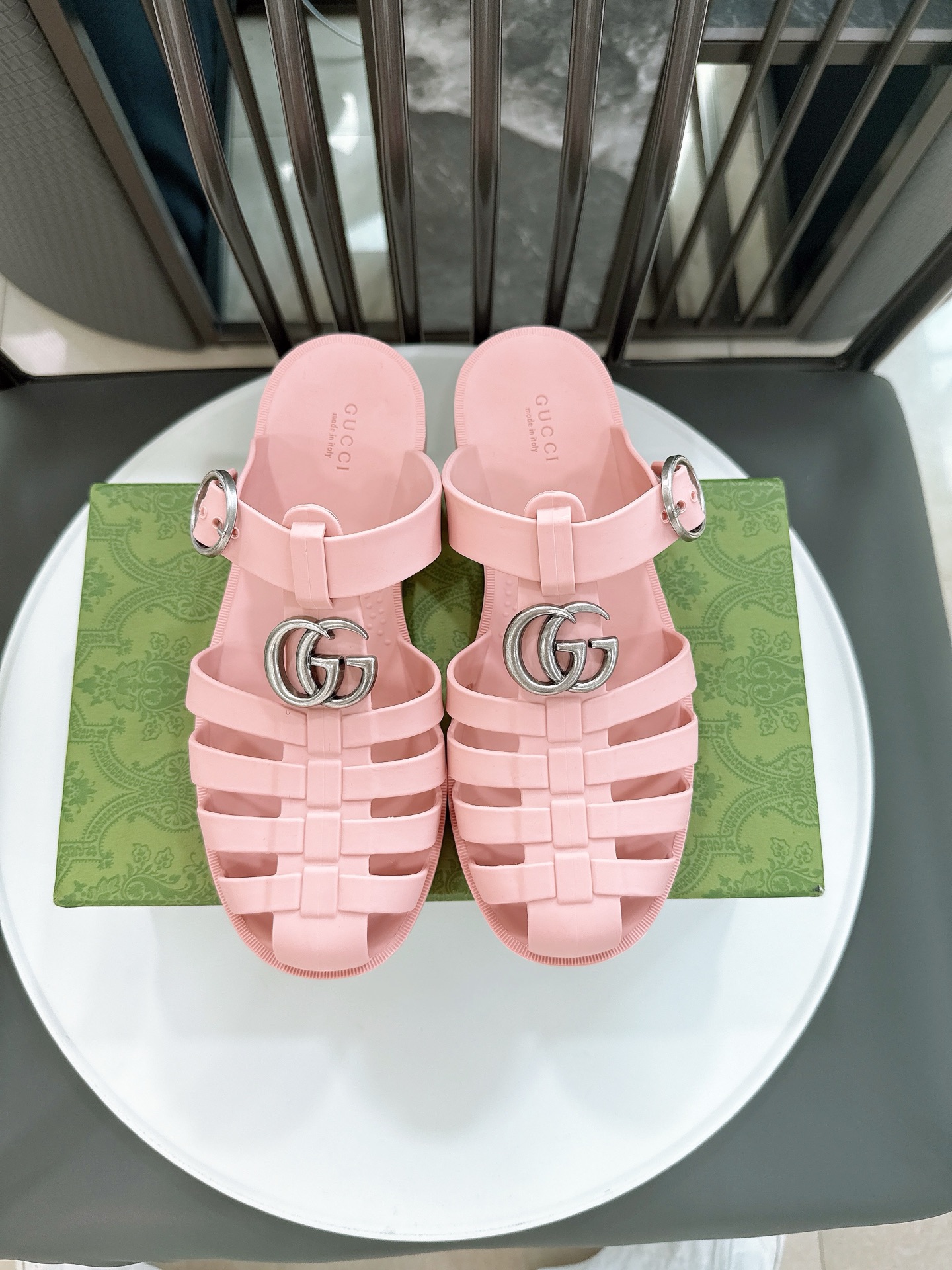 NO:382992,Upgraded version (couple model) size: 35-43 (original hardware quality, 1 pair of buttons 48 yuan, latest version TPU version, actual production of hundreds of tons of machines, different from any other low version in the market, no trace left) GG 25ss Spring and Summer latest version, double G jelly sandals, purchase original version in the counter, all details, materials, all the same as what you bought in the counter, the mold took one and a half months, and the mold for a pair of shoes weighed 1 ton!  It can truly be as crystal clear as the original version!  ,slippers,sandals,slippers19860909升级版（情侣款）size:35-43（原版五金品质,扣子1对48元,最新版TPU版本 几百吨机台实际制作 区别市场其他任何低版本没有留痕） GG 25ss春夏最新款 双G果冻凉鞋 专柜购买原版 所有细节 材料 全部跟你在专柜买到的都一样 模具耗时一个半月,一对鞋子的模具重达1吨！真正能做到和原版一样的晶莹剔透！,拖鞋,sandals,slippers,Women's Shoes