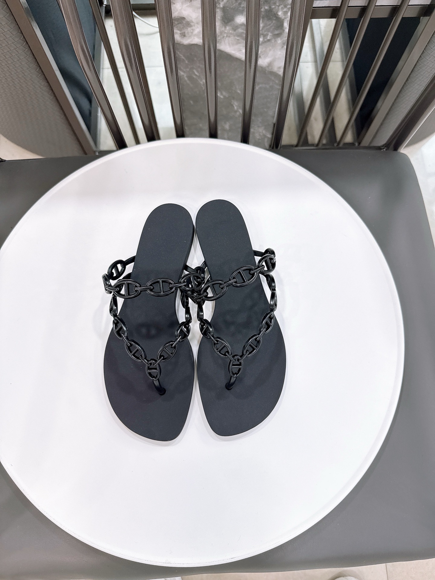 NO:382998,(No standard version) TPU version supports return and exchange. Number of sizes: 35-41 Latest spring latest model H-clamp chain flip flops 1. Buy the original version, the shoe soles and lace molds are best made with 1:1 mold opening. It is a heavy-duty single-code single-mode, without changing the code number, soft and comfortable, full of details!  2. The popular internet celebrity model is full of details, and the sole and the original version are consistent with the forefoot polishing and gloss treatment!  A must-have pair, the first choice for LSP 3. Material: imported TPU material, environmentally friendly and odor-free, split-toe shoes19860909（无标版）TPU版本 支持退换 码数:35-41  最新春季最新款H夹脚链条人字拖 1. 购入原版,鞋子鞋底鞋带模具1:1开模最好制作,重金单码单模,不改码数,柔软舒适,细节满满！ 2.网红大爆款,细节感满满,鞋底和原版一致前掌抛光亮面处理！必备人手一双 ,LSP首选款 3. 材质: 进口TPU材质,环保无异味,分趾鞋,Women's Shoes