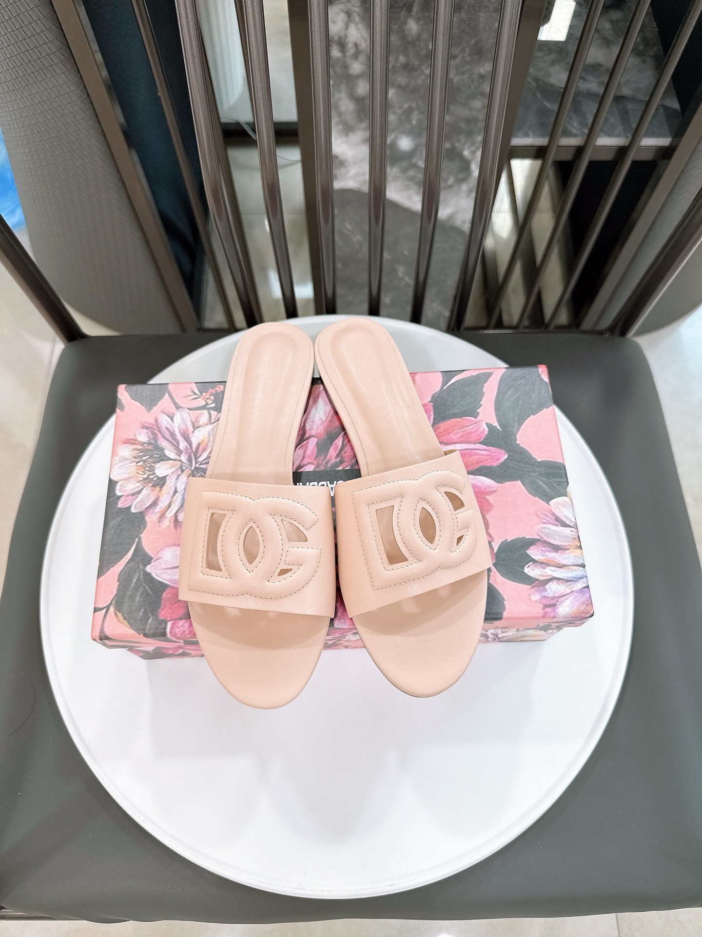 NO:392601,Size 35-41 Dolce & Gabbnna D&G Slippers DG's style is becoming more and more fashionable, with super beautiful color matching, which makes people fall in love with it cool and summery at first sight. Upper DG styling logo is very exquisite inner sheepskin, comfortable to put on the feet. Original imported raw rubber sole, non-slip and wear-resistant., slippers, Dolce & Gabbana, Dolce & Gabbana, Dolce & Gabbana, slippers, sheepskin19860909码数35-41 Dolce&Gabbnna杜嘉.班纳D&G拖鞋 DG的风格真是越来越时尚了,超美的色彩搭配,让人一眼就爱上它清凉一夏感觉 鞋面DG定型logo 非常精美内里羊皮 上脚舒适.原版进口生胶大底,防滑耐磨.,拖鞋,Dolce&Gabbana,Dolce&Gabbana,Dolce&Gabbana,slippers,sheepskin,Women's Shoes