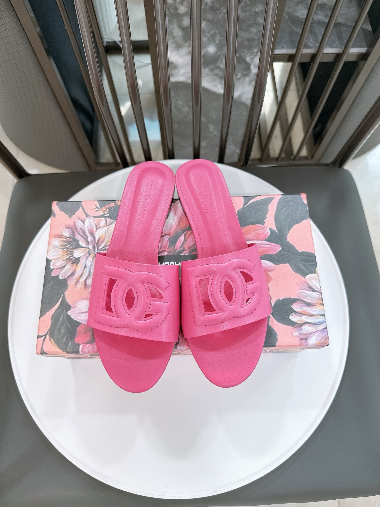 NO:392605,Size 35-41 Dolce & Gabbnna D&G Slippers DG's style is becoming more and more fashionable, with super beautiful color matching, which makes people fall in love with it cool and summery at first sight. Upper DG styling logo is very exquisite inner sheepskin, comfortable to put on the feet. Original imported raw rubber sole, non-slip and wear-resistant., slippers, Dolce & Gabbana, Dolce & Gabbana, Dolce & Gabbana, slippers, sheepskin19860909码数35-41 Dolce&Gabbnna杜嘉.班纳D&G拖鞋 DG的风格真是越来越时尚了,超美的色彩搭配,让人一眼就爱上它清凉一夏感觉 鞋面DG定型logo 非常精美内里羊皮 上脚舒适.原版进口生胶大底,防滑耐磨.,拖鞋,Dolce&Gabbana,Dolce&Gabbana,Dolce&Gabbana,slippers,sheepskin,Women's Shoes