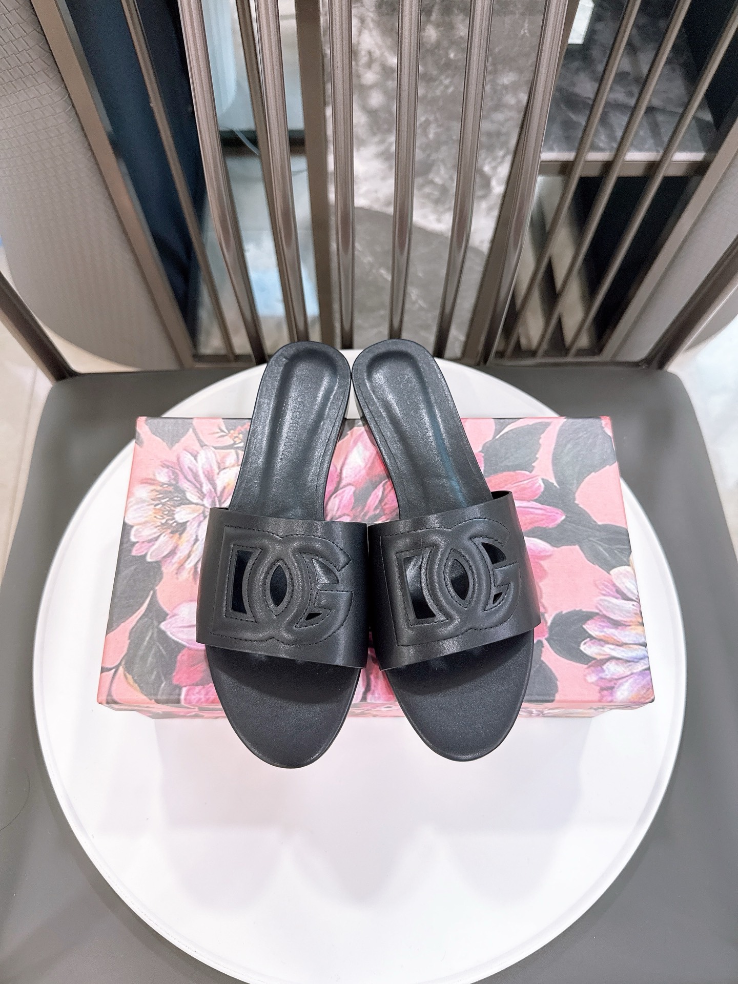 NO:392610,Size 35-41 Dolce & Gabbnna D&G Slippers DG's style is becoming more and more fashionable, with super beautiful color matching, which makes people fall in love with it cool and summery at first sight. Upper DG styling logo is very exquisite inner sheepskin, comfortable to put on the feet. Original imported raw rubber sole, non-slip and wear-resistant., slippers, Dolce & Gabbana, Dolce & Gabbana, Dolce & Gabbana, slippers, sheepskin19860909码数35-41 Dolce&Gabbnna杜嘉.班纳D&G拖鞋 DG的风格真是越来越时尚了,超美的色彩搭配,让人一眼就爱上它清凉一夏感觉 鞋面DG定型logo 非常精美内里羊皮 上脚舒适.原版进口生胶大底,防滑耐磨.,拖鞋,Dolce&Gabbana,Dolce&Gabbana,Dolce&Gabbana,slippers,sheepskin,Women's Shoes