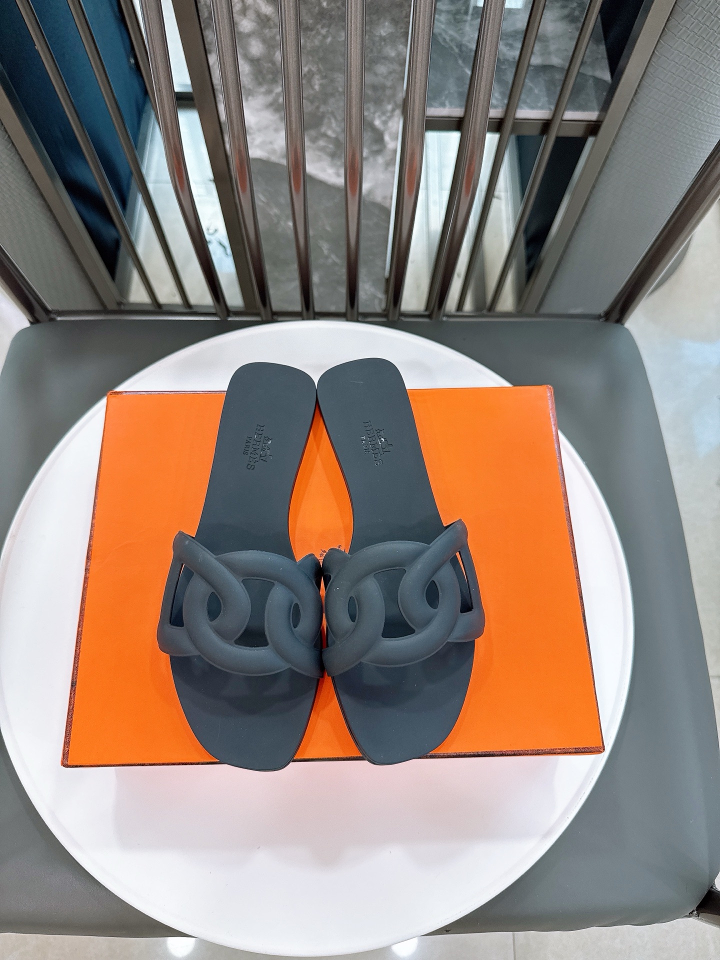 NO:448283,(Newly upgraded TPU with bright light version) size: 36-41 H drag model, new spring model for counter, purchased the original version, it took 2 months to open the mold, ensure that the details are consistent with the original version. The shoe material TPU and counter material are consistent, with natural fragrance, [color] The best choice for vacationing at the beach in summer, this most proud design is the foot pad matte surface, which is different from any jelly shoe, it will not slip when touching water, and it will be more comfortable to wear on rainy days or on the beach. Colors are black, wine red, lake blue, green, apricot color, red, slippers, slippers19860909（全新升级TPU带亮光版） size:36-41  H拖爆款,专柜春季新款,购入原版,历时2个月开模,保证和原版版型细节一致. 鞋子材质TPU和专柜材质一致,带自然清香,[色]夏季到海边度假的最佳选择,这款最得意的设计就是垫脚磨砂面,区别于任何一款果冻鞋,碰水不会滑脚,下雨天或海边游玩穿起来更加舒适贴脚 颜色黑色,酒红,湖蓝,绿色,杏色,红色,拖鞋,slippers,Women's Shoes