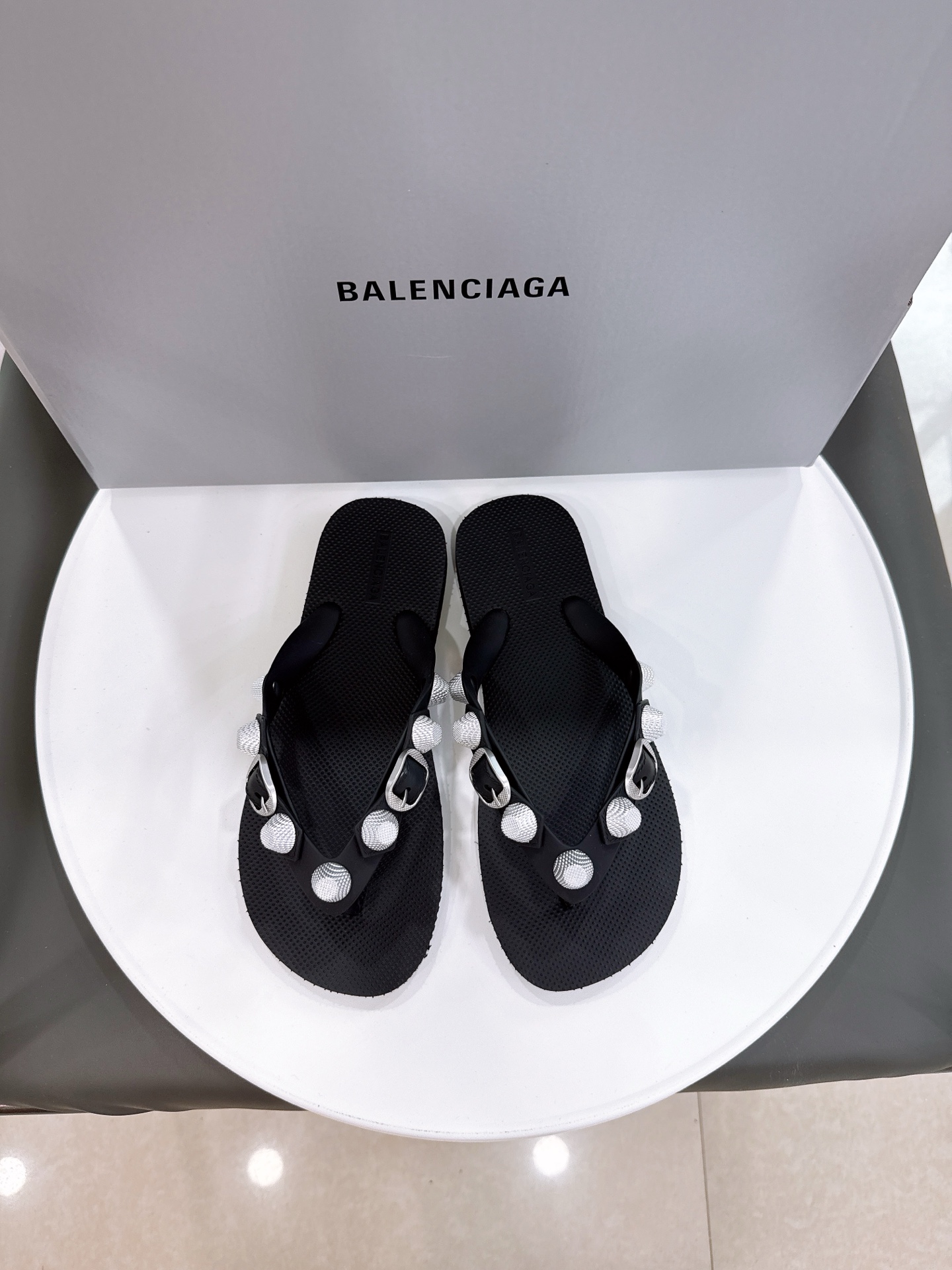 NO:412209,,size:36-42 Balenciaga 25ss Spring and Summer New rivets Flip Flops Sandals Balenciaga's very classic rivet design is very sexy, paired with rivets with wild self!  It is full of unruly style, with the special natural patterns on the inner upper clear and delicate, and has a natural beauty!  It's very feminine to wear!  The new colors are also very beautiful!  , split toe shoes, balenciaga, balenciaga, sandals19860909,size:36-42 Balenciaga 巴黎世家 25ss春夏新款 铆钉 人字拖 凉鞋 巴黎世家非常经典的铆钉设计,非常性感,搭配铆钉的狂野自我！ 不羁风格满满,内里鞋面的特殊天然纹路清晰细腻,有一种自然美感！ 上脚特别有女人味！上新的新色搭配也都非常好看！,分趾鞋,balenciaga,balenciaga,sandals,Women's Shoes