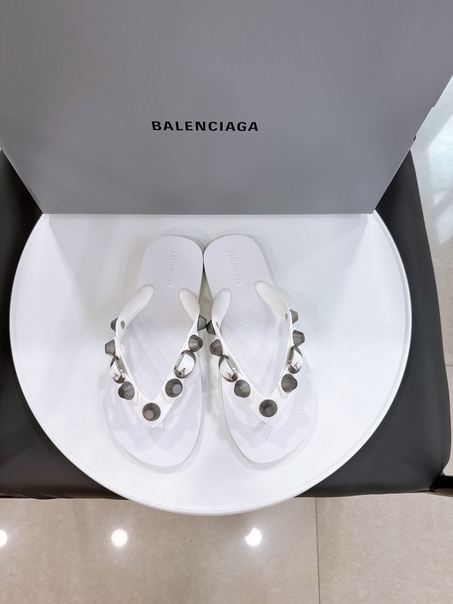 NO:412204,, size:36-42 Balenciaga 25ss Spring and Summer New rivets Flip Flops Sandals Balenciaga's very classic rivet design is very sexy, and the wild self with rivets!  It is full of unruly style, with the special natural patterns on the inner upper clear and delicate, and has a natural beauty!  It's very feminine to wear!  The new colors are also very beautiful!  , split toe shoes, balenciaga, balenciaga, sandals19860909, size:36-42 Balenciaga 巴黎世家 25ss春夏新款 铆钉 人字拖 凉鞋 巴黎世家非常经典的铆钉设计,非常性感,搭配铆钉的狂野自我！ 不羁风格满满,内里鞋面的特殊天然纹路清晰细腻,有一种自然美感！ 上脚特别有女人味！上新的新色搭配也都非常好看！,分趾鞋,balenciaga,balenciaga,sandals,Women's Shoes