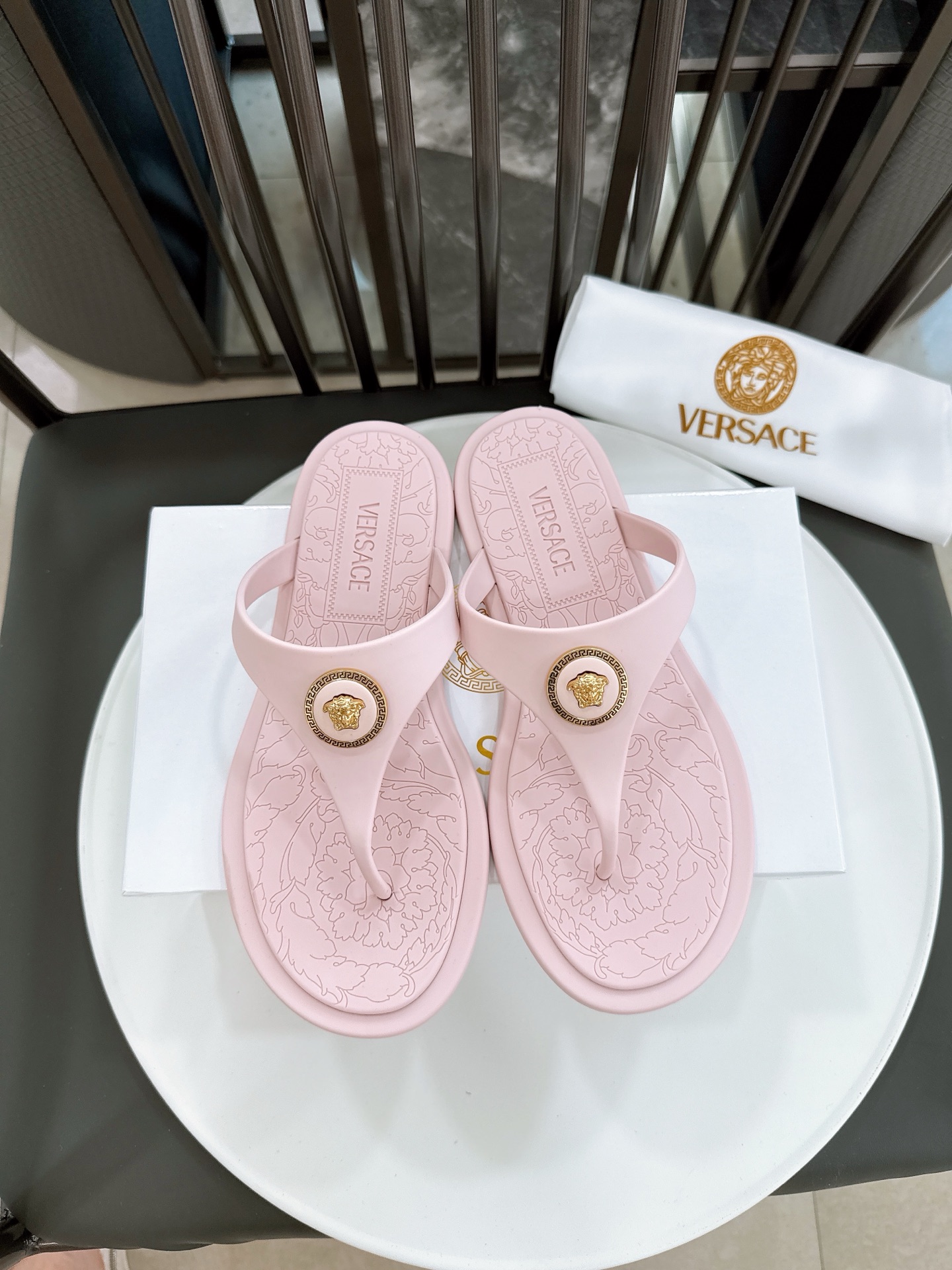 NO:412191,Ordinary Size: 36-42 (single code single model) Exclusive Versace Summer classic flip flops, counter color, all super white. Material original TPU material, not PVC hardware original mold paint grinding technology (same as the original version) The best choice for summer vacation, this most proud design is the foot pad matte surface, which is different from any jelly shoes. It will not slip when touching water. It is more comfortable to wear on rainy days or on the beach. Color black white pink, split-toe shoes, versace, versace19860909普通款 Size:36-42（单码单模） 独家Versace范思哲 夏季经典人字拖,专柜色,都是超级显白 材质原版TPU材质,不是PVC 五金原版开模具磨漆工艺（和原版一致） 夏季到海边度假的最佳选择,这款最得意的设计就是垫脚磨砂面,区别于任何一款果冻鞋,碰水不会滑脚,下雨天或海边游玩穿起来更加舒适贴脚 颜色黑色 白色 粉色,分趾鞋,versace,versace,Women's Shoes