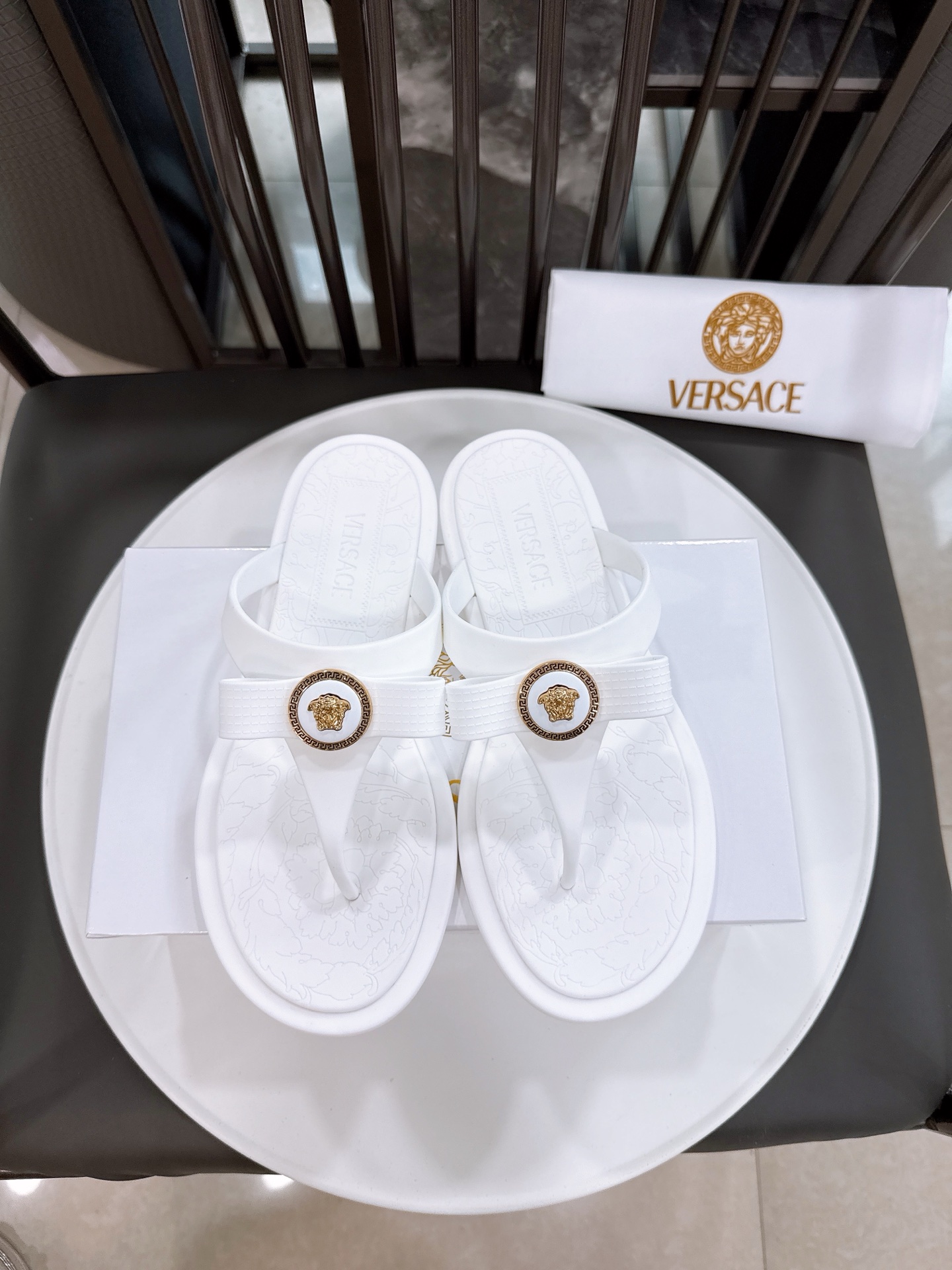 NO:412197,Bow style Size: 36-42 (single code single model) Exclusive Versace Summer classic flip flops, counter color, all super white. Material original TPU material, not PVC hardware original mold polishing technology (same as the original version) The best choice for summer vacation, this most proud design is the foot pad matte surface, which is different from any jelly shoes. It will not slip when touching water. It is more comfortable to wear on rainy days or on the beach. Color black white pink, split-toe shoes, versace, versace19860909蝴蝶结款 Size:36-42（单码单模） 独家Versace范思哲 夏季经典人字拖,专柜色,都是超级显白 材质原版TPU材质,不是PVC 五金原版开模具磨漆工艺（和原版一致） 夏季到海边度假的最佳选择,这款最得意的设计就是垫脚磨砂面,区别于任何一款果冻鞋,碰水不会滑脚,下雨天或海边游玩穿起来更加舒适贴脚 颜色黑色 白色 粉色,分趾鞋,versace,versace,Women's Shoes