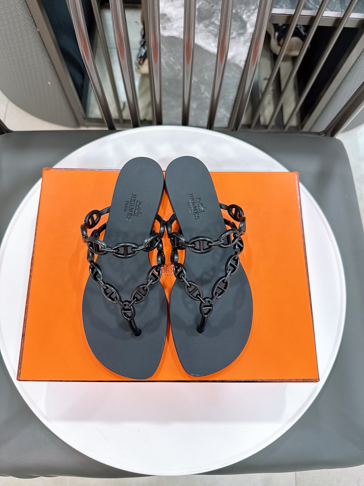 NO:448299,Original TPU bright version supports return and exchange. Number of sizes: 36-41 Latest spring latest model H-clamp chain flip flops 1. Buy the original version, the shoe soles and lace molds are best made with 1:1 mold opening, heavy-duty single-code single-mode, no change in size, soft and comfortable, full of details!  2. The popular internet celebrity model is full of details, and the sole and the original version are consistent with the forefoot polishing and gloss treatment!  A must-have pair, the first choice for LSP 3. Material: imported TPU material, environmentally friendly and odor-free, slippers, slippers19860909原版TPU亮光版 支持退换 码数:36-41  最新春季最新款H夹脚链条人字拖 1. 购入原版,鞋子鞋底鞋带模具1:1开模最好制作,重金单码单模,不改码数,柔软舒适,细节满满！ 2.网红大爆款,细节感满满,鞋底和原版一致前掌抛光亮面处理！必备人手一双 ,LSP首选款 3. 材质: 进口TPU材质,环保无异味,拖鞋,slippers,Women's Shoes