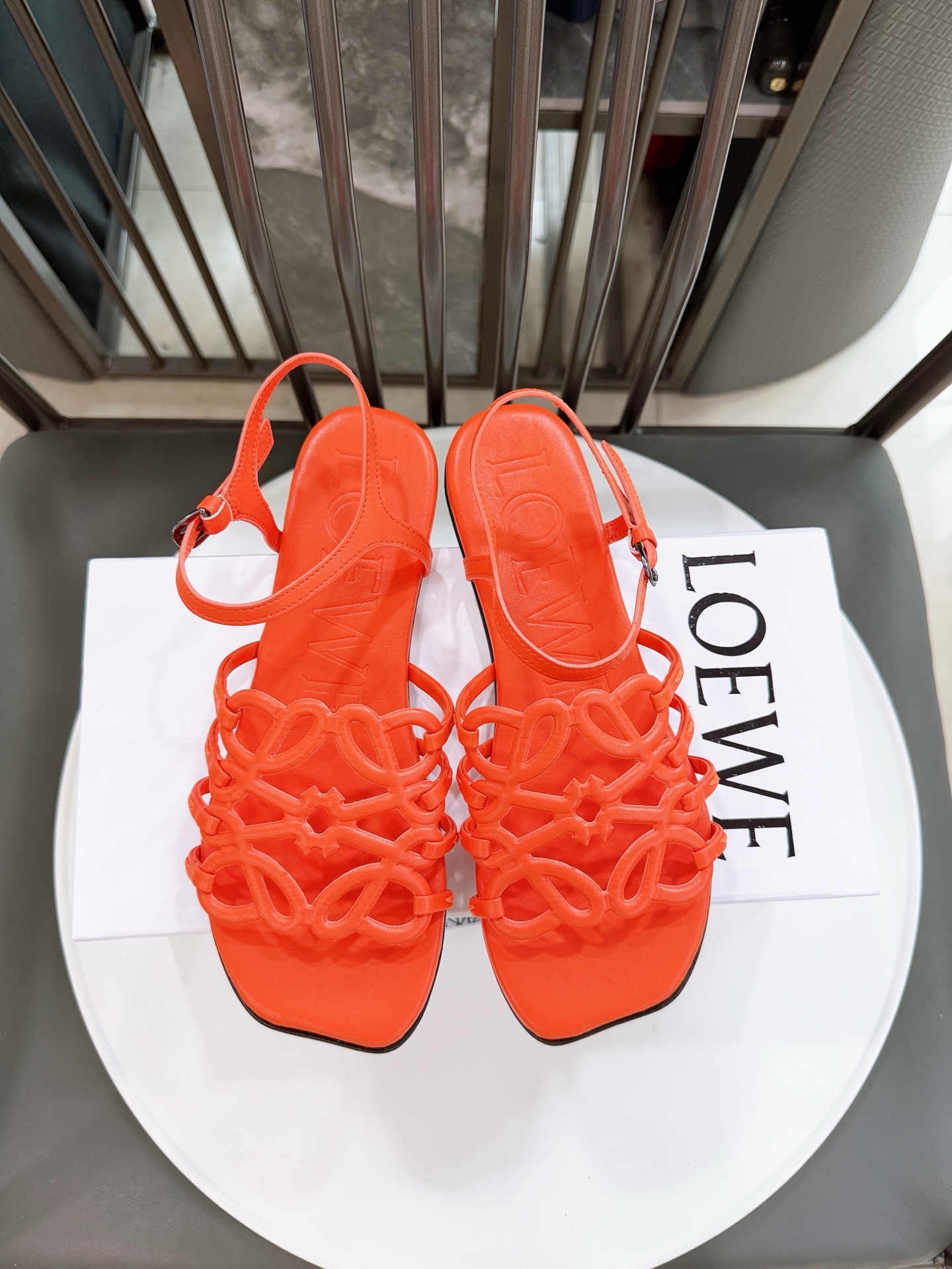 NO:873406,Flat sandals Size 35-41 (40.41) customized Loewe 26 latest model, the upper is made with the brand's iconic woven logo, unique and eye-catching, highlighting the brand style. The three colors of black and white are classic and elegant, suitable for a variety of styles. High-quality leather material, soft to the touch. Flat design, comfortable to walk, sandals, loewe, loewe, sandals19860909平底凉鞋 Size 35-41 (40.41)订做 Loewe罗意威26最新款,鞋面以品牌标志性编织Logo打造,独特吸睛,彰显品牌格调.黑白棕三色经典大气,适配多种风格穿搭.优质皮革材质,触感柔软.平底设计,行走舒适,凉鞋,loewe,loewe,sandals,Women's Shoes