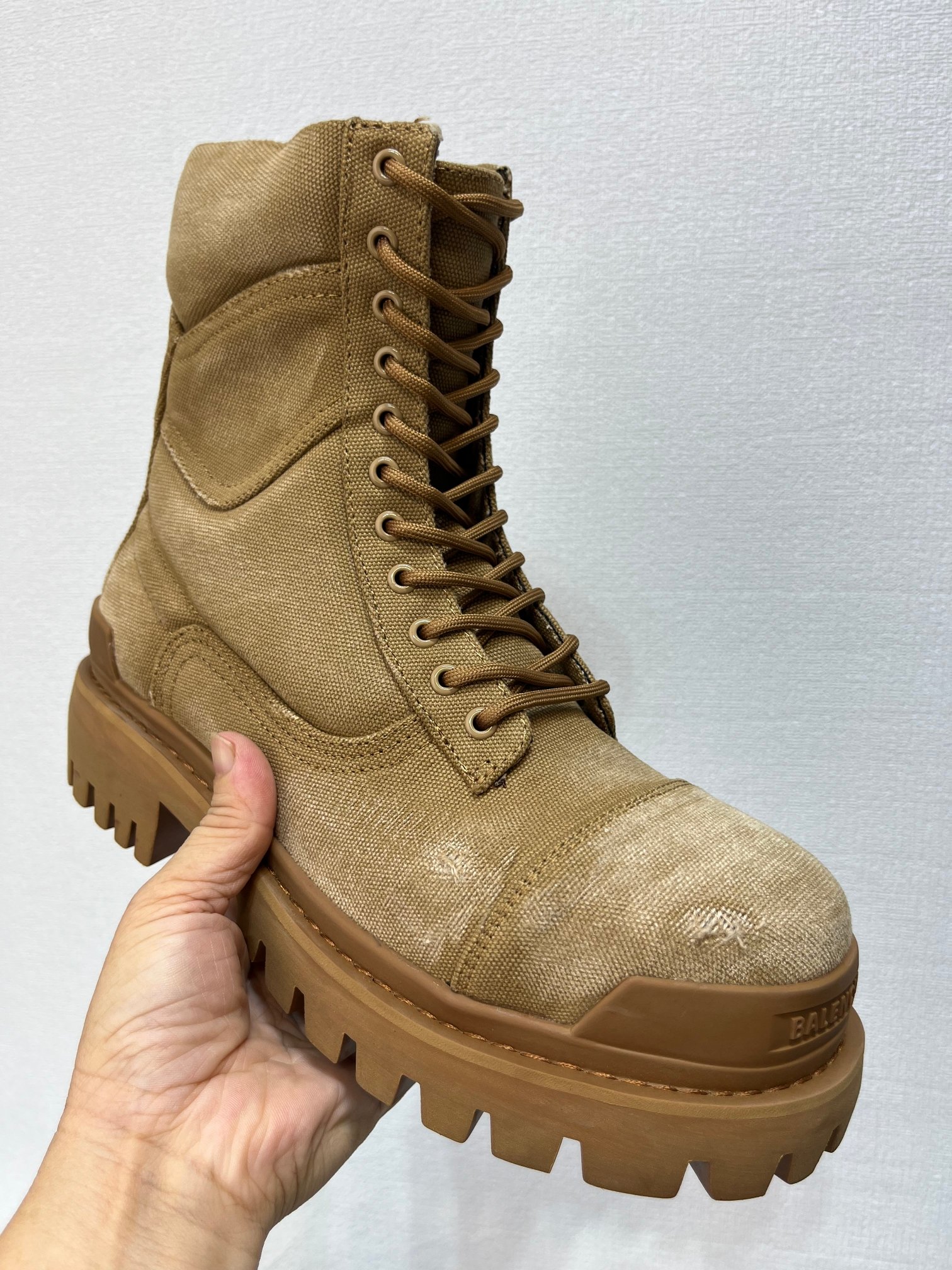 NO:615124,The latest hot style Balenciaga  The top version of the original version is developed one to one, the outsole is molded one to one, antique work boots with old craftsmanship, embossed logo on the front and rear, side zipper of round toe bare boots, original jagged rubber outsole, surface fabric, foot pads cowhide, lining cowhide, full set of packaging code number 39-46 (3846 custom-made) black and green, boots, balenciaga, balenciaga, boots, cowhide19860909最新色爆单款巴黎世家Balenciaga 顶级版本原版一比一开发,大底一比一开模,仿古做旧工艺效果工装靴,前后置压花logo,圆头裸靴侧拉链,锯齿性原版橡胶大底,面织布,垫脚牛皮,里布牛皮,全套包装码数39-46（3846码定做）黑色绿色,靴子,balenciaga,balenciaga,boots,cowhide,Women's Shoes