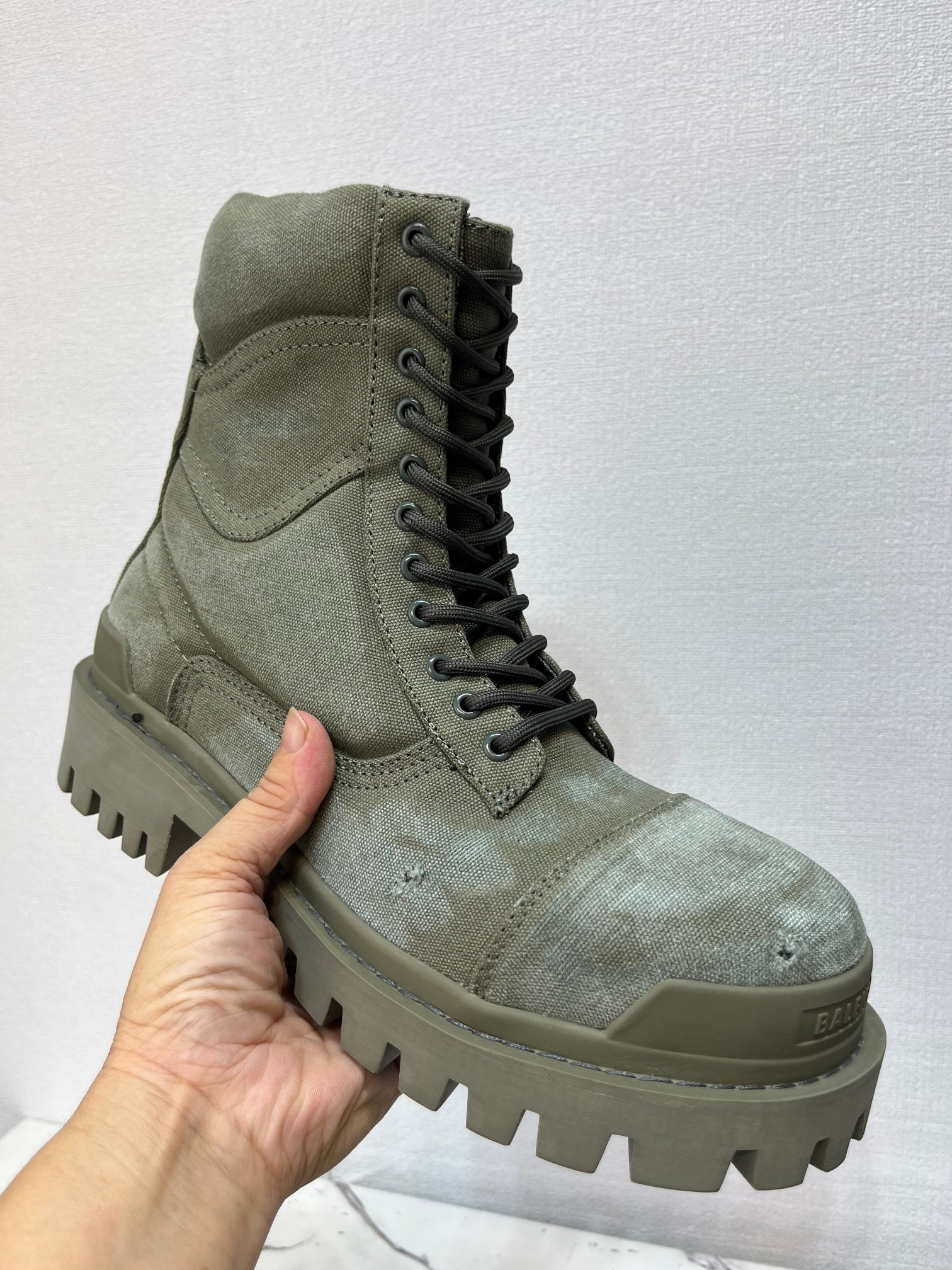 NO:615130,The latest hot style Balenciaga  The top version of the original version is developed one to one, the outsole is molded one to one, antique work boots with old craftsmanship, embossed logo on the front and rear, side zipper of round toe bare boots, original jagged rubber outsole, surface fabric, foot pads cowhide, lining cowhide, full set of packaging code number 39-46 (3846 custom-made) black and green, boots, balenciaga, balenciaga, boots, cowhide19860909最新色爆单款巴黎世家Balenciaga 顶级版本原版一比一开发,大底一比一开模,仿古做旧工艺效果工装靴,前后置压花logo,圆头裸靴侧拉链,锯齿性原版橡胶大底,面织布,垫脚牛皮,里布牛皮,全套包装码数39-46（3846码定做）黑色绿色,靴子,balenciaga,balenciaga,boots,cowhide,Women's Shoes