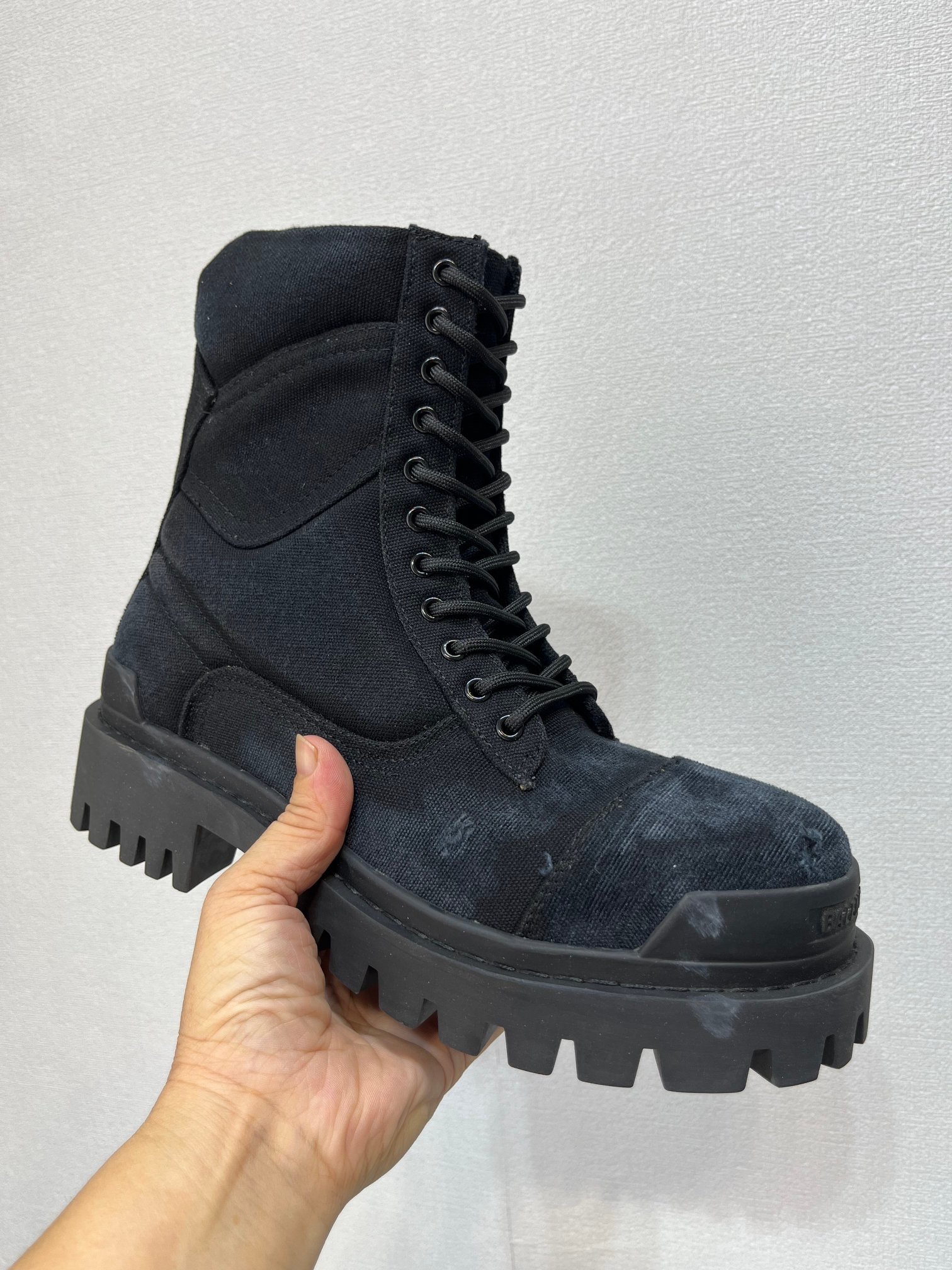 NO:615136,2054 hot single style Balenciaga  The top version of the original version is developed one to one, the outsole is molded one to one, antique work boots with old craftsmanship, embossed logo on the front and rear, side zipper of round toe bare boots, original jagged rubber outsole, surface fabric, foot pads cowhide, lining cowhide, full set of packaging code number 39-46 (3846 custom-made) black and green, boots, balenciaga, balenciaga, boots, cowhide198609092054爆单款巴黎世家Balenciaga 顶级版本原版一比一开发,大底一比一开模,仿古做旧工艺效果工装靴,前后置压花logo,圆头裸靴侧拉链,锯齿性原版橡胶大底,面织布,垫脚牛皮,里布牛皮,全套包装码数39-46（3846码定做）黑色绿色,靴子,balenciaga,balenciaga,boots,cowhide,Women's Shoes