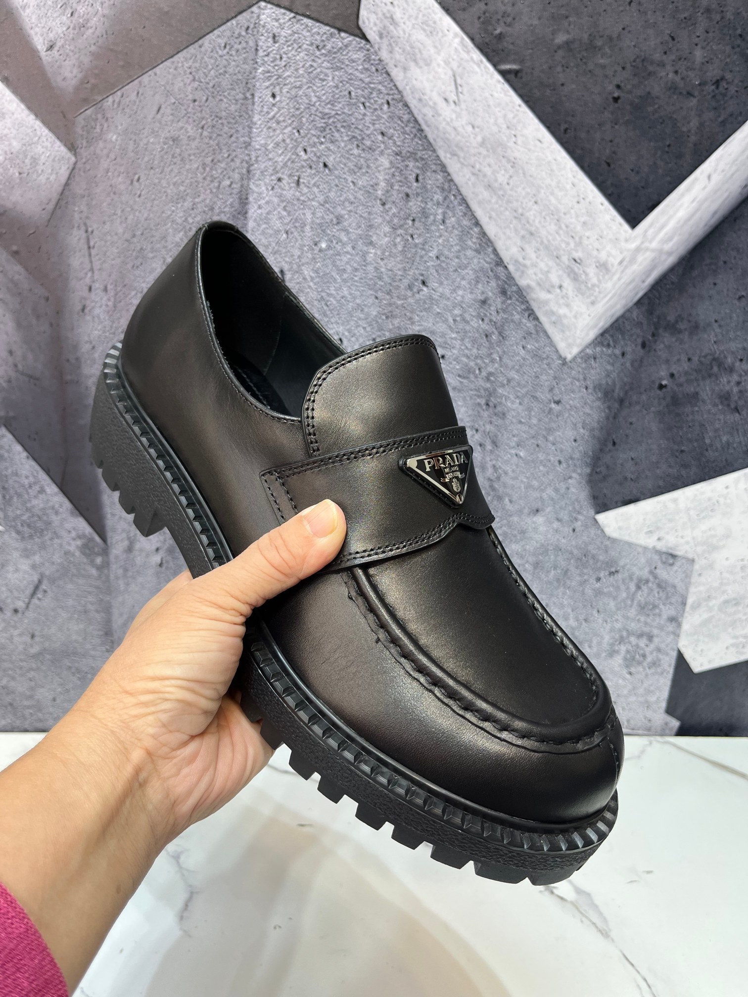 NO:615146,The latest Prada loafers, decorated with enamel metal triangular micro-labels, the leather design features a sports-style rubber sole, purchased from the original version and developed one-to-one, and the outsole is privately molded one-to-one, the fabric is made of imported cowhide, lining cowhide, foot-pad cowhide, heel height 60 mm, embossed rubber sole, size 39-46, boots loafers, prada, prada, loafers, boots, cowhide19860909最新款prada普拉达乐福鞋,饰有珐琅金属三角型微标,皮革设计以运动风橡胶底特色,购入原版一比一开发,大底一比一私家开模,面料采用进口牛皮面,内里牛皮,垫脚牛皮,鞋跟高60毫米,凹凸纹橡胶底,码数39-46,靴子乐福鞋,prada,prada,loafers,boots,cowhide,Women's Shoes