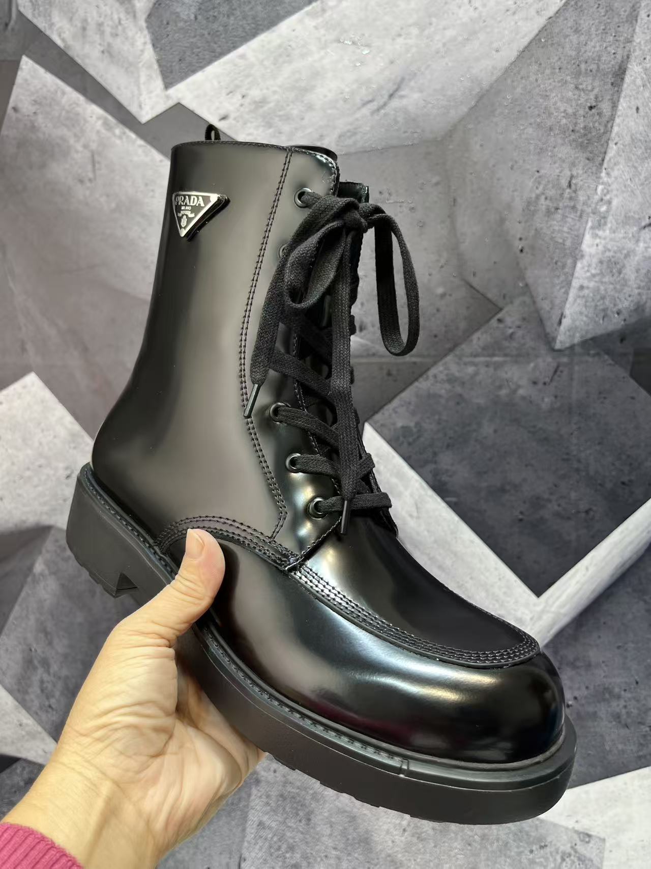 NO:615151,The latest Prada lace-up boots, micro-marked glossy round toe splicing knight short boots, purchased the original one to one development, the outsole is one to one private molding, the fabric is made of imported open edge beads, lining cowhide, foot padding cowhide, sole height 5cm, outsole original rubber foam sole, size 39-45, boots loafers, prada, prada, loafers, boots, cowhide19860909最新款prada普拉达系带靴,微标亮面圆头拼接骑士短靴,购入原版一比一开发,大底一比一私家开模,面料采用进口开边珠,内里牛皮,垫脚牛皮,底高5cm,大底原版橡胶发泡底,码数39-45,靴子乐福鞋,prada,prada,loafers,boots,cowhide,Women's Shoes