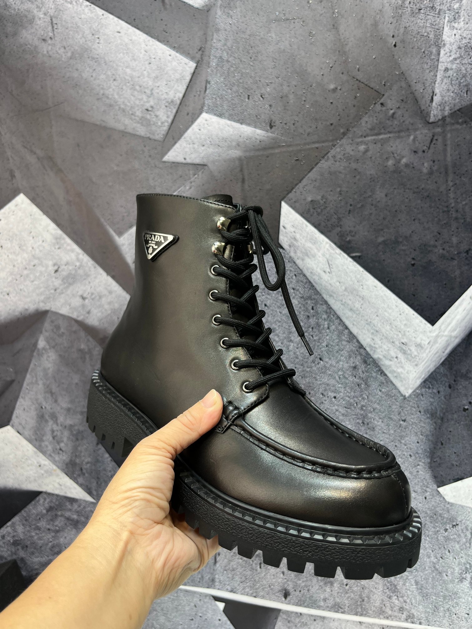 NO:615156,The latest Prada lace-up boots, micro-label cowhide surface round toe splicing bold knight short boots, purchased the original one to one development, the outsole one to one private molding, the fabric is imported cowhide surface, cowhide lining, foot leather, sole height 5cm, rubber sole, size 39-45, boots loafers, prada, prada, loafers, boots, cowhide19860909最新款prada普拉达系带靴,微标牛皮面圆头拼接胆位骑士短靴,购入原版一比一开发,大底一比一私家开模,面料采用进口牛皮面,内里牛皮,垫脚牛皮,底高5cm,橡胶底,码数39-45,靴子乐福鞋,prada,prada,loafers,boots,cowhide,Women's Shoes