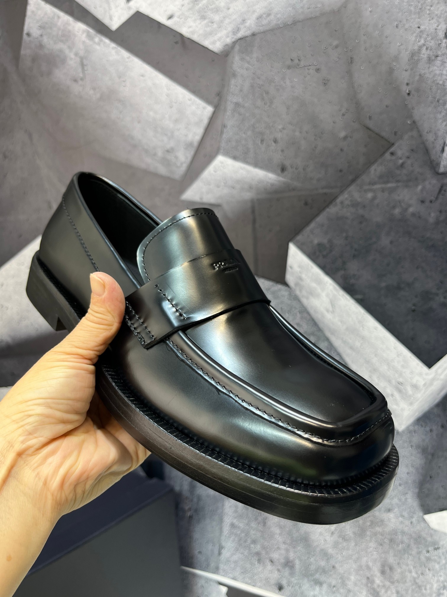 NO:680205,prada derby2026 spring and autumn new Prada glossy leather loafers, British-style slip-on business shoes, decorated with permed Prada Milano micro-label derby shoes ken, the same style, imported open-edge fabric beads, genuine leather outsole, cowhide lining, cowhide feet complete packaging code number 39-46,, prada, prada, loafers, cowhide19860909prada derby2026春秋新款普拉达亮面皮革乐福鞋,英伦风套脚商务鞋,饰有烫Prada Milano微标德比鞋ken同款,面料进口开边珠,大底真皮底,牛皮里,牛皮垫脚全套包装码数39-46,,prada,prada,loafers,cowhide,Men's shoes