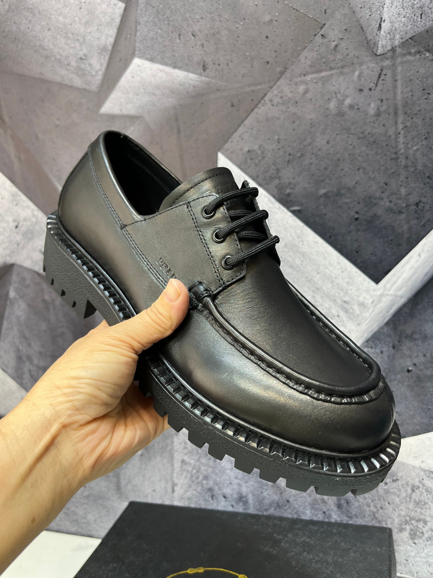 NO:680199,The latest Prada loafers, decorated with enamel metal triangular micro-labels, the leather design features a sports-style rubber sole, purchased from the original version and developed one-to-one, and the outsole is one-to-one privately molded, the fabric is made of imported cowhide, lining cowhide, foot-pad cowhide, heel height 60 mm, embossed rubber sole, size 39-46, prada, prada, loafers, cowhide19860909最新款prada普拉达乐福鞋,饰有珐琅金属三角型微标,皮革设计以运动风橡胶底特色,购入原版一比一开发,大底一比一私家开模,面料采用进口牛皮面,内里牛皮,垫脚牛皮,鞋跟高60毫米,凹凸纹橡胶底,码数39-46,,prada,prada,loafers,cowhide,Men's shoes