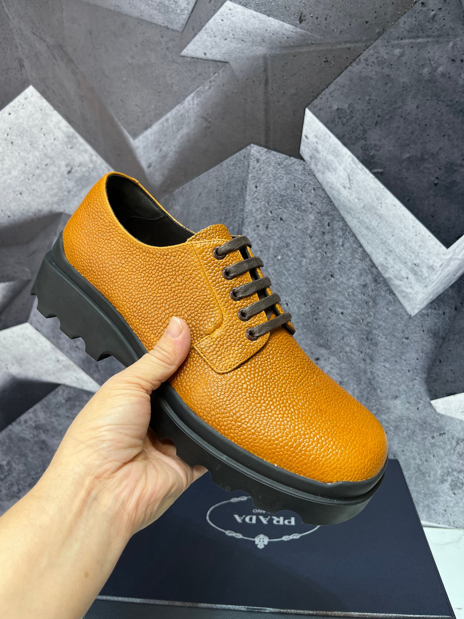NO:680189,prada derby 2026 spring and autumn new Prada lace-up derby shoes, British business shoes, the original version is developed one to one, the outsole is molded one to one, the surface is decorated with hot Prada Milano micro logo, the fabric is grained cowhide, cowhide lining, cowhide feet, black and brown 2-color full set packaging code number 39-46,, prada, prada, cowhide19860909prada derby2026春秋新款普拉达系带德比鞋,英伦商务鞋,原版一比一开发,大底一比一开模,面饰有烫Prada Milano微标,面料粒面牛皮,牛皮里,牛皮垫脚 黑棕2色全套包装码数39-46,,prada,prada,cowhide,Men's shoes