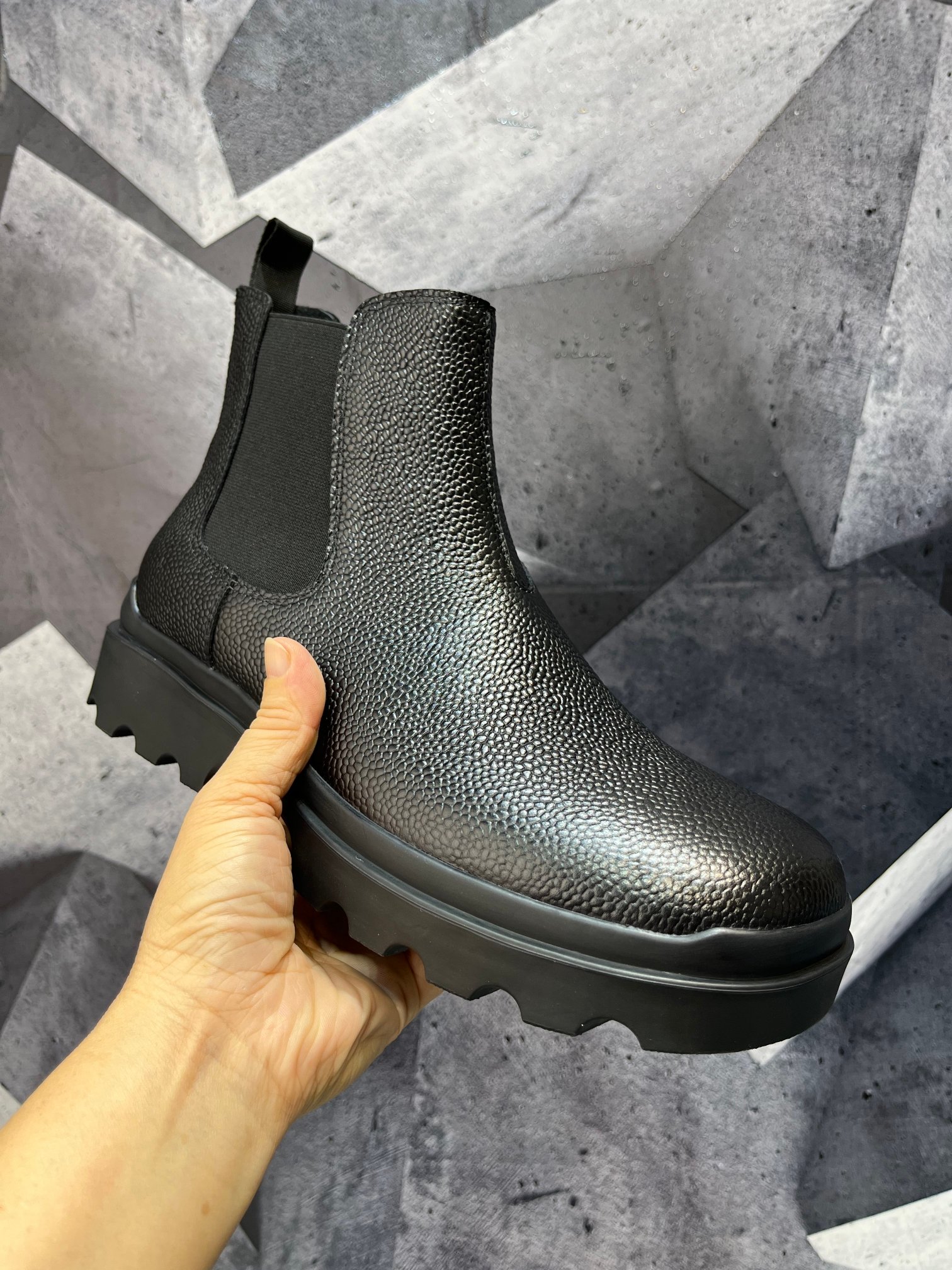 NO:680188,prada derby 2026 Spring and Autumn New Prada Elastic Cut Western Boots, British style business shoes, the original version is developed one to one, the outsole is molded one to one, the surface is decorated with hot Prada Milano micro-label, the fabric is grained cowhide, cowhide lining, cowhide feet, black and brown 2-color full set packaging code number 39-46,, prada, prada, boots, cowhide19860909prada derby2026春秋新款普拉达松紧切而西靴,英伦风商务鞋,原版一比一开发,大底一比一开模,面饰有烫Prada Milano微标,面料粒面牛皮,牛皮里,牛皮垫脚 黑棕2色全套包装码数39-46,,prada,prada,boots,cowhide,Men's shoes