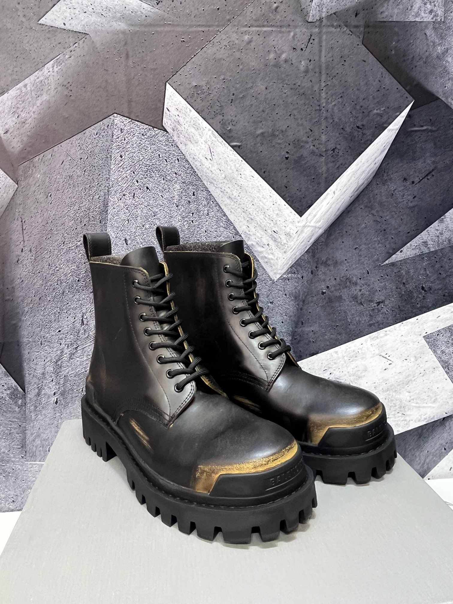 NO:729717,Nicholas Tse's same Balenciaga COMBAT  STRIKE men's boots, original one-to-one development, outsole one-to-one molding, antique work boots with aged craftsmanship, embossed logo on the front and back, round-toe bare boots. Original jagged rubber outsole, imported cowhide on the surface, cowhide on the feet, cowhide lining, full package packaging code number 39-46 (customized code 3846),,balenciaga,balenciaga,boots,cowhide19860909谢霆峰同款巴黎世家Balenciaga COMBAT STRIKE男士靴子,原版一比一开发,大底一比一开模,仿古做旧工艺效果工装靴,前后置压花logo,圆头裸靴.锯齿性原版橡胶大底,面进口牛皮,垫脚牛皮,里布牛皮,全套包装码数39-46（3846码定做）,,balenciaga,balenciaga,boots,cowhide,Men's shoes