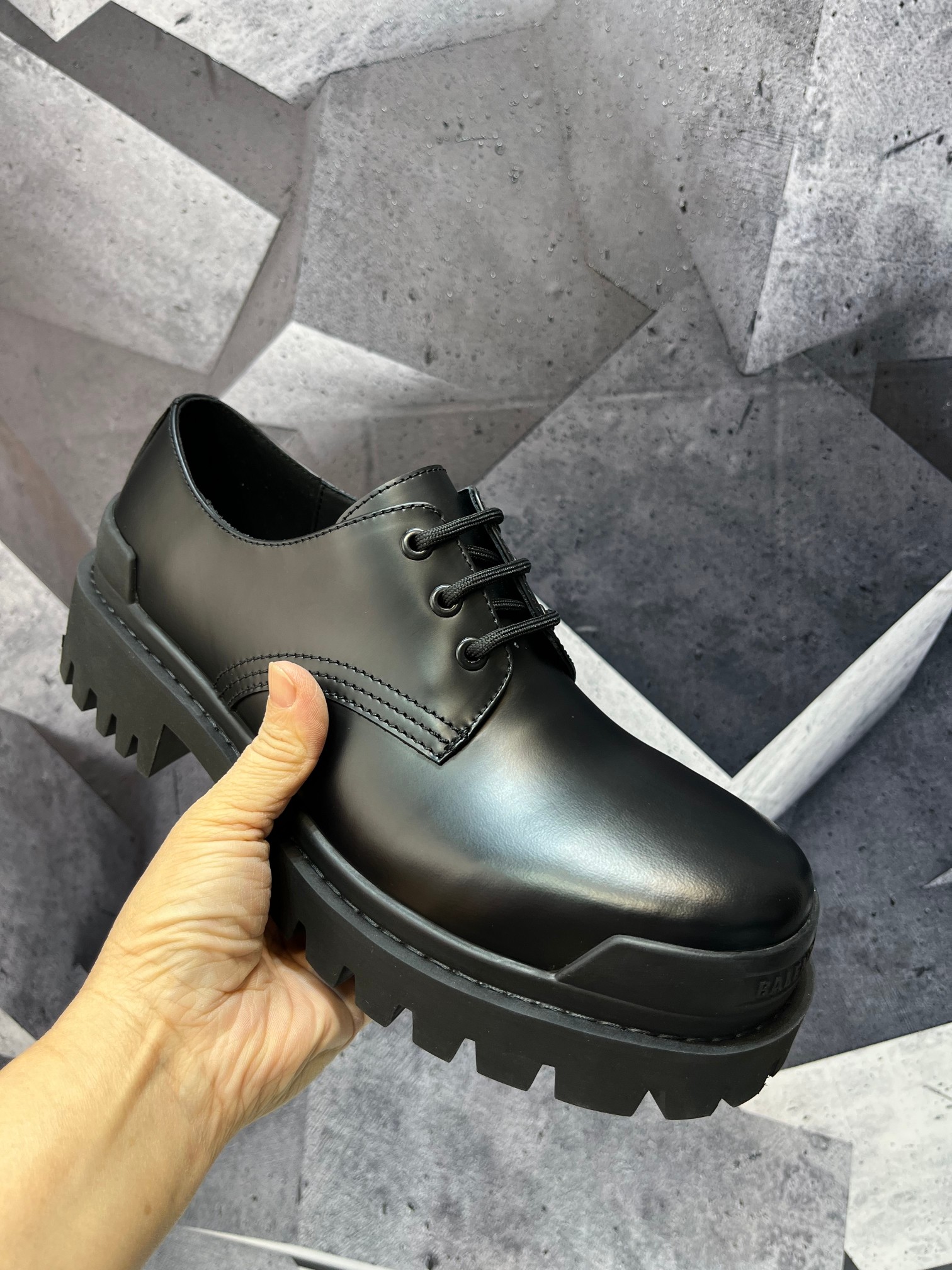 NO:955257,The top version of Balenciaga STRIKE thick-soled derby shoes, casual large-toe shoes, the original outsole is a one-to-one mold, the outsole is completely real, the outsole is not available in women's sizes on the market, the fabric is imported with open edge beads, foot pads cowhide, lining cowhide, the full set of packaging code number 39-45,, balenciaga, balenciaga, cowhide19860909爆顶级版本巴黎世家Balenciaga STRIKE 厚底德比鞋休闲大头鞋,原版大底一比一开模,大底全真走线,非市面上女码大底,面料进口开边珠,垫脚牛皮,里布牛皮,全套包装码数39-45,,balenciaga,balenciaga,cowhide,Men's shoes