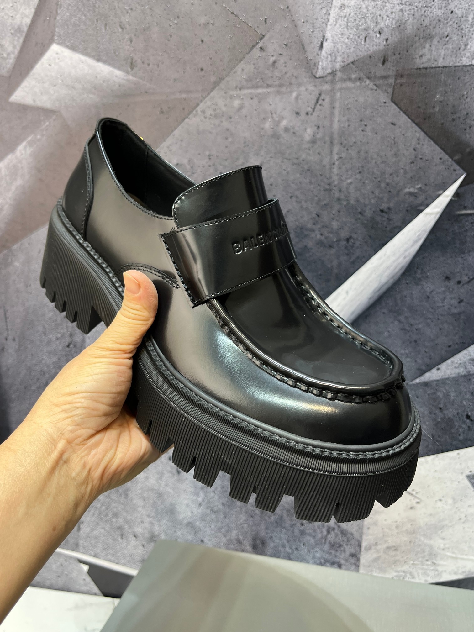 NO:729747,The latest model from Paris Spring and Autumn. The original version was purchased and made into a one-to-one large sole. The top version of BALENCIAGA big-toe loafers. The upper is made of imported open-edge beads. The logo embossed fashion elements are combined with classics. This model is favored by countless Internet celebrities, celebrities, and fashion. It can only be said that it is not only easy to wear.  And it’s very easy to walk. No matter how you match it, it will be a highlight when you walk on the street. The interior is made of silk cowhide, which is super comfortable to wear and feels surrounded. The sole is made of the original wear-resistant rubber outsole. 1:1 counter packaging, the heel is about 5cm, the forefoot is about 2.5cm, and the versatile Loft  Code number 39-46 (3846 customized),,balenciaga,balenciaga,loafers,cowhide19860909巴黎春秋最新款,原版购入一比一大底开模,顶级版BALENCIAGA巴黎世家大头乐福鞋,鞋面采用进口开边珠,标识压纹时尚元素与经典结合、这款被无数网红、明星、时尚宠爱、只能说不仅好穿、而且还特别好走、怎么搭配你走在街头都是亮点、内里采用丝绸牛皮、穿进去超舒服被包围的感觉、鞋底采用原版耐磨大底橡胶底、1:1专柜包装,后跟约5cm左右、前掌约2.5cm左右、百搭款乐福 码数39-46（3846定做）,,balenciaga,balenciaga,loafers,cowhide,Men's shoes