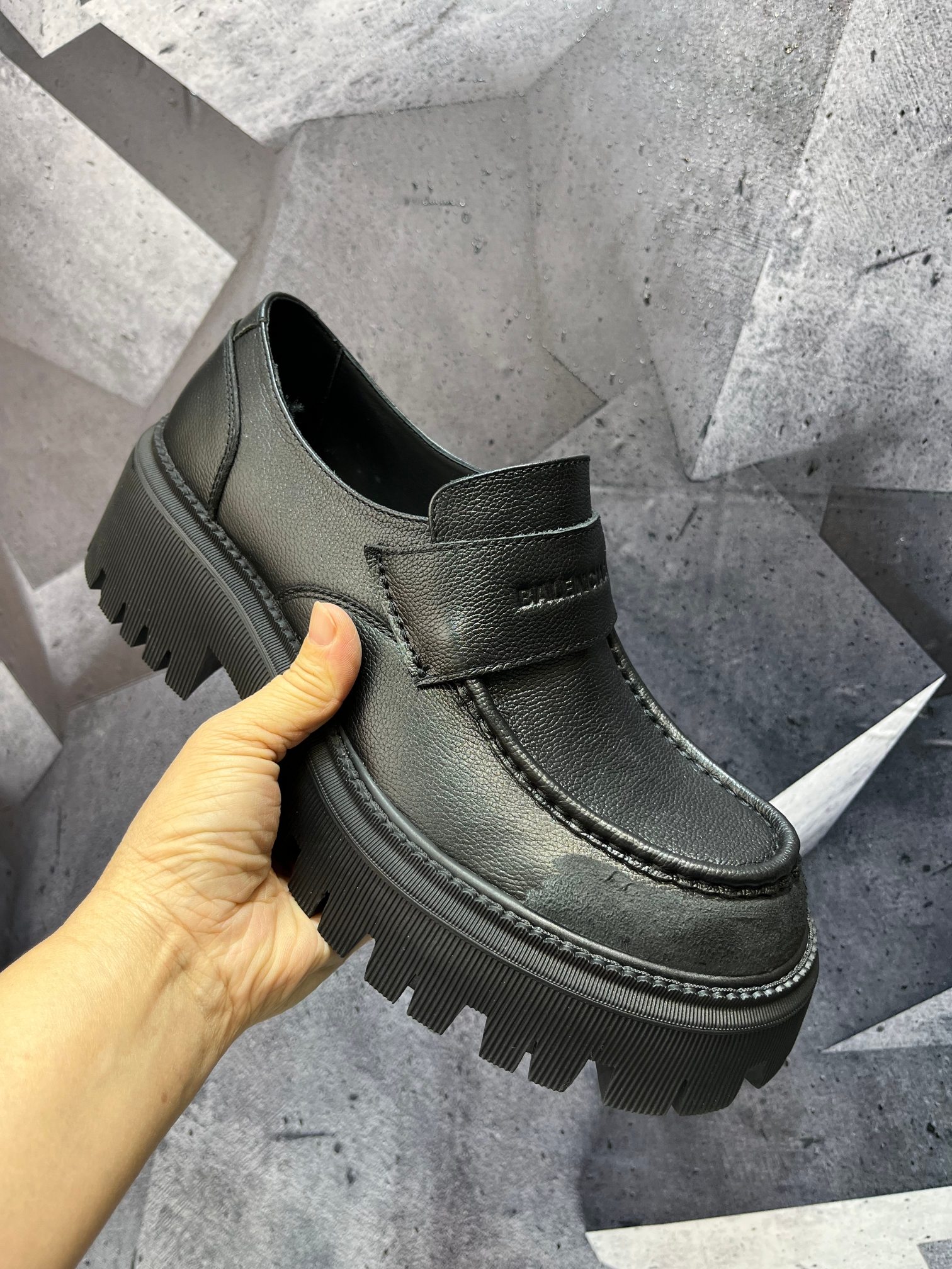 NO:729740,The latest model of Paris Spring and Autumn is synchronized with the official website. The original purchase is a one-to-one large sole model. The top version of BALENCIAGA Balenciaga retro old big-toe loafers. The upper is made of imported open-edge beads. The logo embossed fashion elements are combined with classics. This model is favored by countless Internet celebrities, celebrities, and fashion. I can only say no.  It is not only easy to wear, but also very easy to walk. No matter how you match it, it will be a highlight when walking on the street. The lining is made of silk cowhide, which is super comfortable to wear and feels surrounded. The sole is made of the original wear-resistant rubber outsole. 1:1 counter packaging, the heel is about 5cm, the forefoot is about 2.5cm, and the versatile Loft  Code number 39-46 (3846 customized),,balenciaga,balenciaga,loafers,cowhide19860909巴黎春秋最新款官网同步,原版购入一比一大底开模,顶级版BALENCIAGA巴黎世家复古做旧大头乐福鞋,鞋面采用进口开边珠,标识压纹时尚元素与经典结合、这款被无数网红、明星、时尚宠爱、只能说不仅好穿、而且还特别好走、怎么搭配你走在街头都是亮点、内里采用丝绸牛皮、穿进去超舒服被包围的感觉、鞋底采用原版耐磨大底橡胶底、1:1专柜包装,后跟约5cm左右、前掌约2.5cm左右、百搭款乐福 码数39-46（3846定做）,,balenciaga,balenciaga,loafers,cowhide,Men's shoes