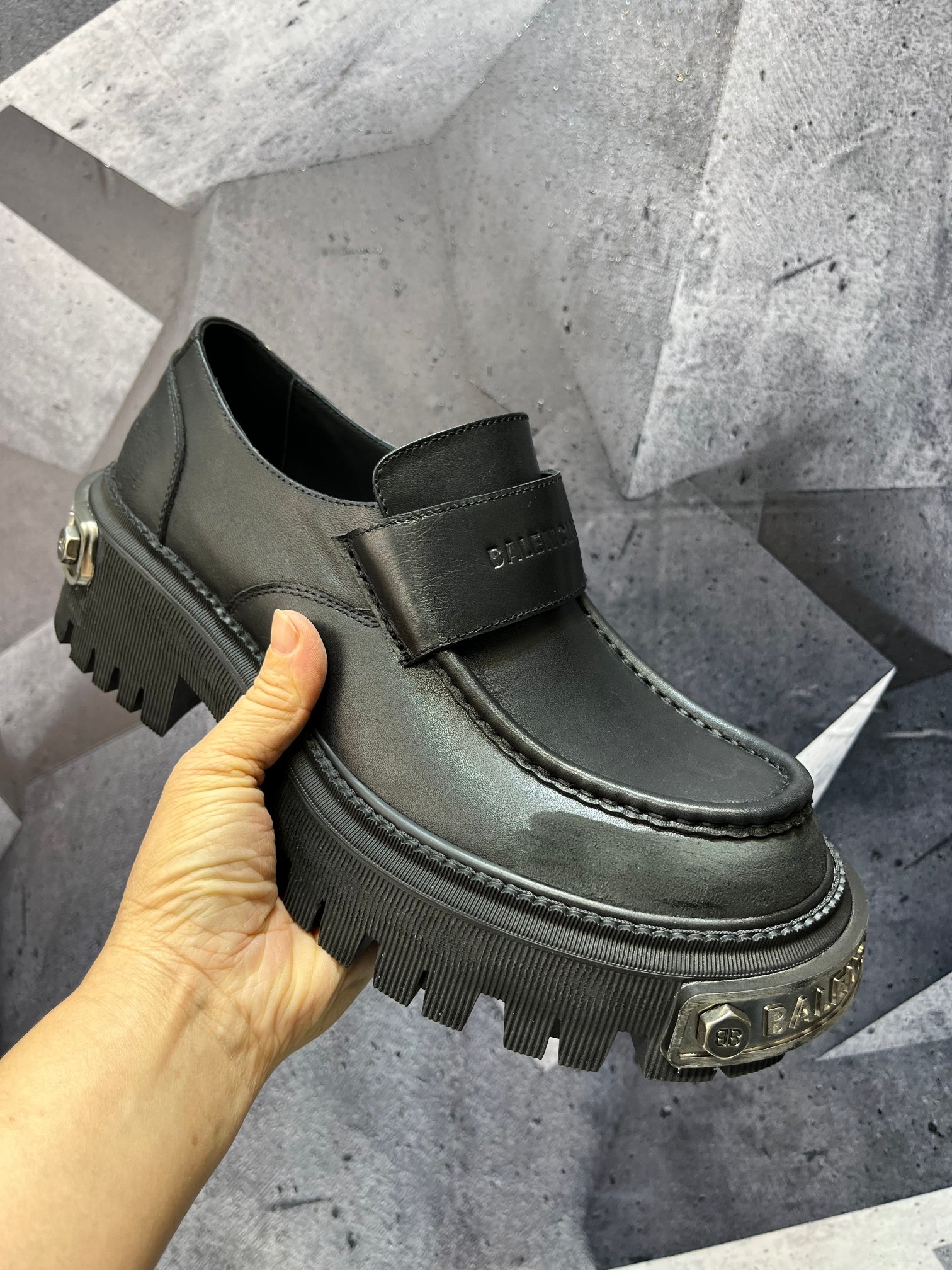 NO:729734,The latest Spring and Autumn TRACTOR official website is synchronized. The original purchase is a one-to-one large-sole model. BALENCIAGA retro distressed large-toe loafers. The upper is made of imported cowhide. The decorative patch logo embossed fashion elements are combined with classics. This model is favored by countless Internet celebrities, celebrities, and fashion.  Love, I can only say that it is not only easy to wear, but also very easy to walk. No matter how you match it, it will be a highlight when walking on the street. The interior is made of silk cowhide, which is super comfortable and surrounded by the feeling of being surrounded. The sole is made of the original wear-resistant outsole rubber sole. The heel is about 5cm and the forefoot is about 2.5cm. It is a versatile Loft.  Code number 39-46 (3846 customized),,balenciaga,balenciaga,loafers,cowhide19860909春秋最新款TRACTOR官网同步,原版购入一比一大底开模,BALENCIAGA巴黎世家复古做旧大头乐福鞋,鞋面采用进口牛皮,饰片标识压纹时尚元素与经典结合、这款被无数网红、明星、时尚宠爱、只能说不仅好穿、而且还特别好走、怎么搭配你走在街头都是亮点、内里采用丝绸牛皮、穿进去超舒服被包围的感觉、鞋底采用原版耐磨大底橡胶底、后跟约5cm左右、前掌约2.5cm左右、百搭款乐福 码数39-46（3846定做）,,balenciaga,balenciaga,loafers,cowhide,Men's shoes