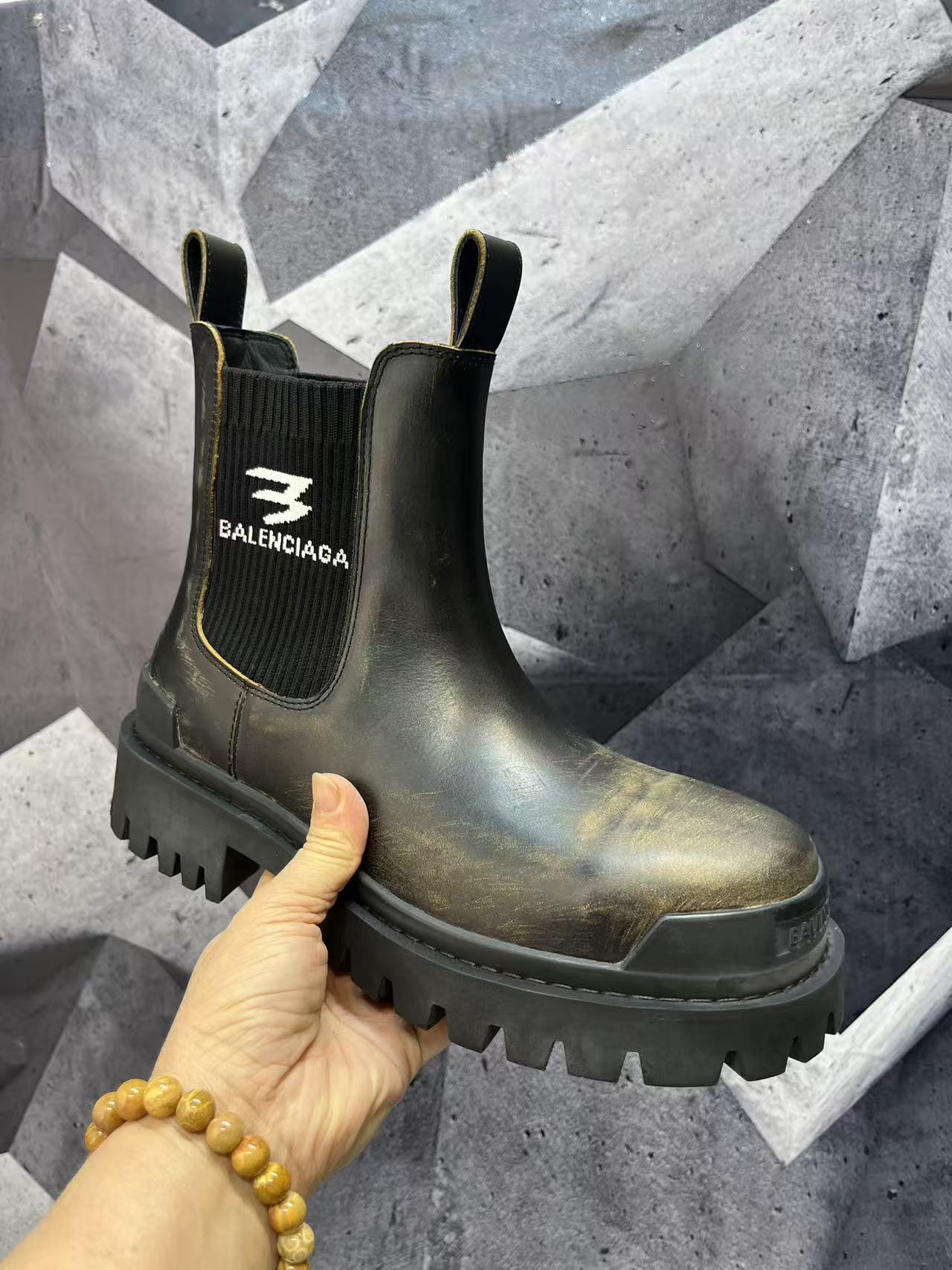 NO:729709,1996 latest model of Balenciaga COMBAT STRIKE men's boots, electric micro-label cut-out western boots, original version developed one to one, outsole one to one molded, antique and distressed craftsmanship effect  Embossed logo on the front and back, round-toe bare boots. Original jagged rubber outsole, imported cowhide on the surface, cowhide on the feet, cowhide lining, full package packaging code number 39-46 (customized code 3846),,balenciaga,balenciaga,boots,cowhide198609091996最新款巴黎世家Balenciaga COMBAT STRIKE男士靴子,电秀微标切而西靴,原版一比一开发,大底一比一开模,仿古做旧工艺效果 前后置压花logo,圆头裸靴.锯齿性原版橡胶大底,面进口牛皮,垫脚牛皮,里布牛皮,全套包装码数39-46（3846码定做）,,balenciaga,balenciaga,boots,cowhide,Men's shoes