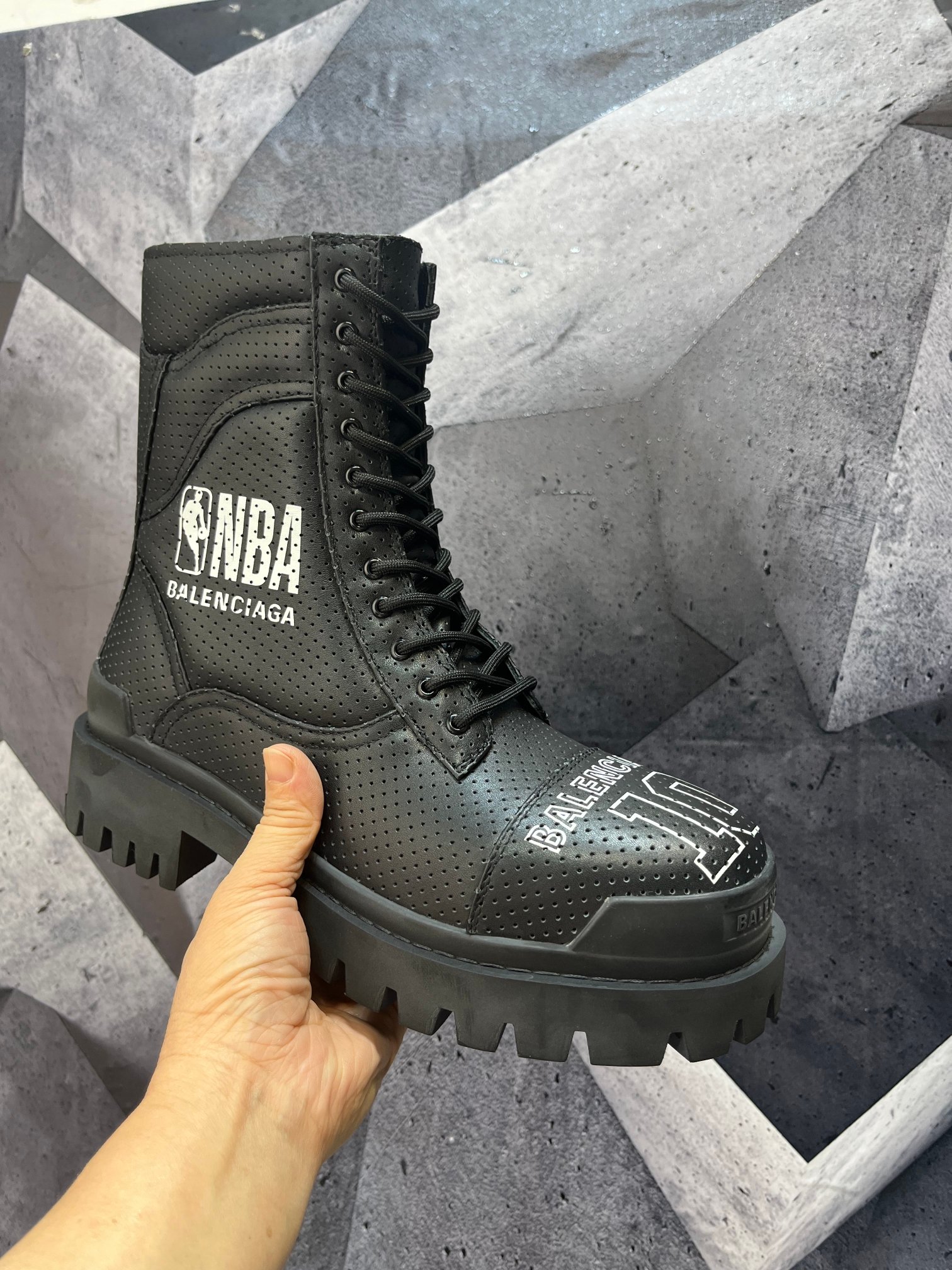 NO:729686,1996 latest model BALENCIAGA. Balenciaga NBA joint series COMBAT STRIKE men's boots StriKe black cowhide distressed retro hollow fine-grained boots, purchased from the original version and developed one to one, the outsole is molded one to one, the sole thickness is 5 cm, the front and rear heels of the sole are marked, the front is open cowhide, and the lining is cowhide. Size 39-46,,balenciaga,balenciaga,boots,cowhide198609091996最新款BALENCIAGA.巴黎世家NBA联名系列COMBAT STRIKE 男式靴子StriKe黑色牛皮做旧复古镂空细纹靴,购入原版一比一开发,大底一比一开模,底厚5厘米,鞋底前后跟标识,面开牛皮,里垫脚牛皮.码数39-46,,balenciaga,balenciaga,boots,cowhide,Men's shoes