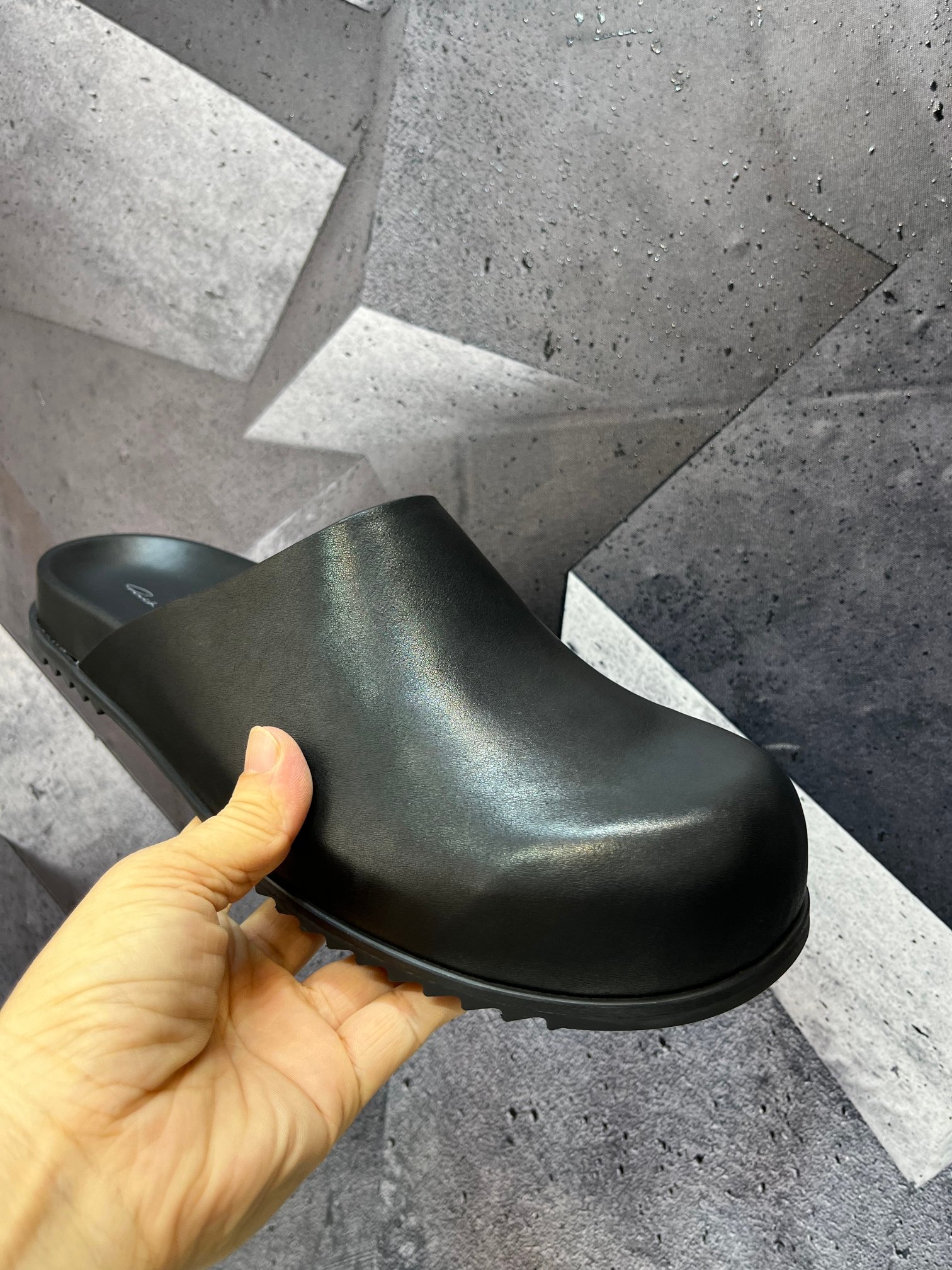 NO:955293,Owens 2025 latest RICK OWENS spring and summer HOLL YWOOD GROPPONE black cowhide BOZOTRACTORS lace-up round-toe slippers, original one-to-one development, outsole one-to-one molding, outsole rubber pu, surface washed imported cowhide, original packaging 39-46,, slippers, cowhide19860909欧文斯2025最新款RICK OWENS春夏HOLL YWOOD GROPPONE黑色牛皮BOZOTRACTORS系带圆头拖鞋,原版一比一开发,大底一比一开模,大底橡胶pu,面水洗进口牛皮,原版包装39-46,,slippers,cowhide,Men's shoes