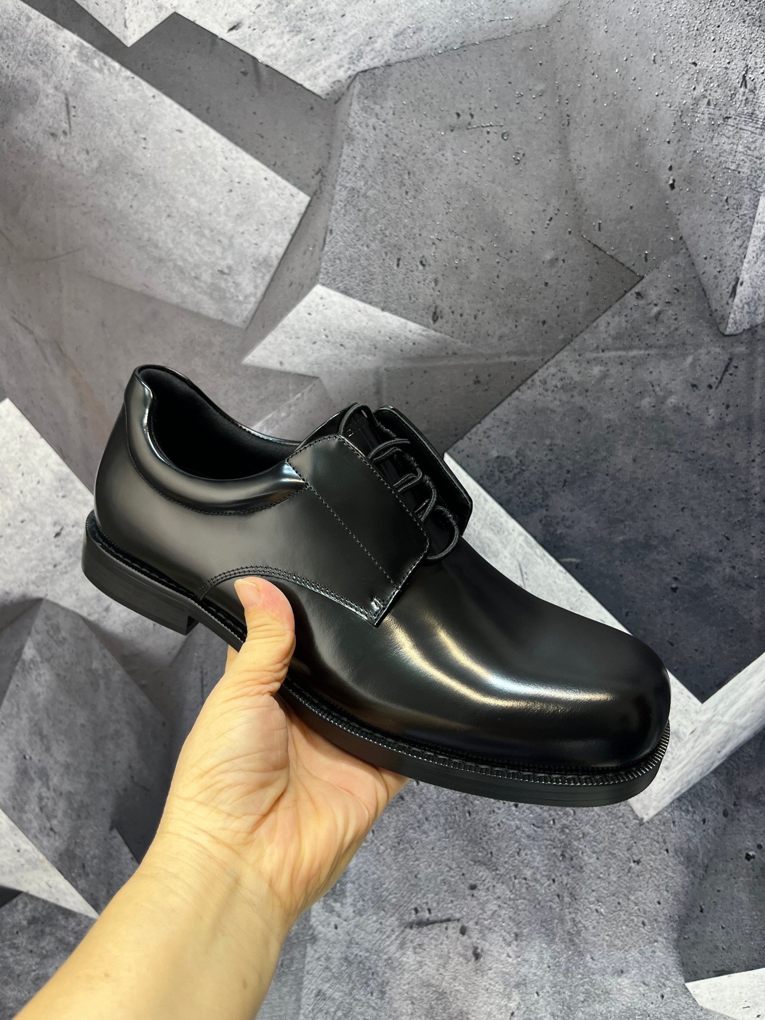 NO:955250,BALENCIAGA. Balenciaga's 2026 new product COMFY men's lace-up derby shoes, purchased from the original version and developed one-to-one, the outsole is molded one-to-one, the sole thickness is 4 cm, the beaded cowhide leather with open edges and the foot cowhide. Size 39-46, balenciaga, balenciaga, cowhide19860909BALENCIAGA.巴黎世家2026新品COMFY男士系带德比鞋,购入原版一比一开发,大底一比一开模,底厚4厘米,面开边珠牛皮垫脚牛皮.码数39-46,,balenciaga,balenciaga,cowhide,Men's shoes