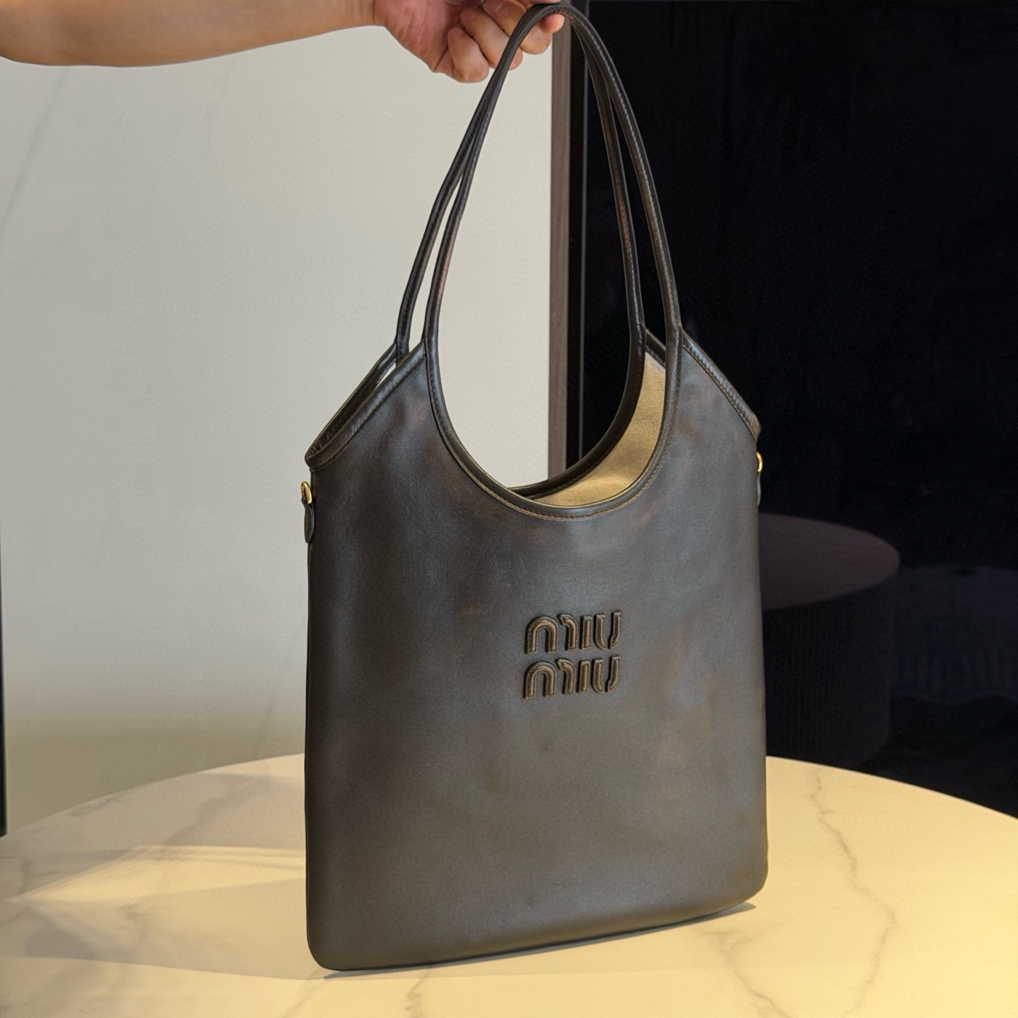 P790 color desgastado retro 5BG231, nuevo bolso tote de edición limitada Isetan de Miu, promocionado en la web oficial,…