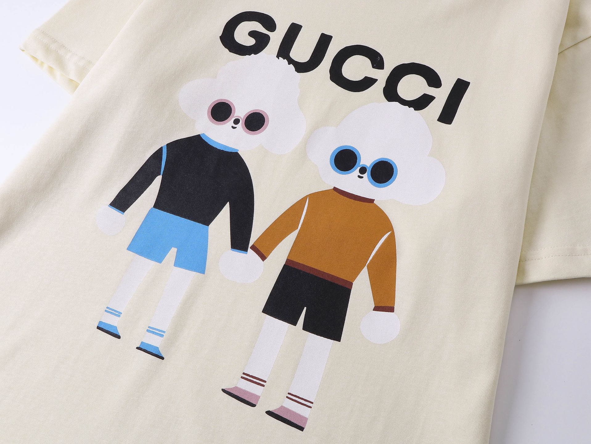 【款号】：317，p49.80
Gucci新品！早春系列高克重短袖
选用客供定制针织100%纯棉面打造,面料手感细腻，厚实有质感的纯棉布
 高密度的机织工艺，如棉絮般柔紧致舒适
 有挺括感，上身十分显型~
精致饱满有质感将品牌的档次感完美呈现，无论内搭还是单穿都超级有型
宽松版型裁剪，随意上身！
尺码：S~~~建议 ：80-120斤
            M~~~建议：120-145斤
             L~~~建议 ：140-165斤
            XL~~建议  ：160-190斤
可选颜色：杏色