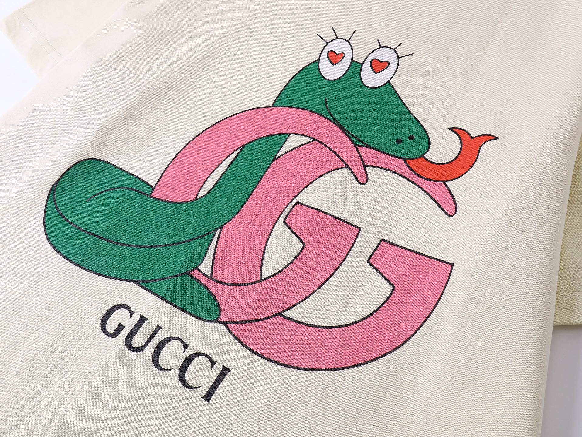 【款号】：303，p49.80
Gucci新品！【生肖蛇】早春系列高克重短袖
选用客供定制针织100%纯棉面打造,面料手感细腻，厚实有质感的纯棉布
 高密度的机织工艺，如棉絮般柔紧致舒适
 有挺括感，上身十分显型~
精致饱满有质感将品牌的档次感完美呈现，无论内搭还是单穿都超级有型
宽松版型裁剪，随意上身！
尺码：S~~~建议 ：80-120斤
            M~~~建议：120-145斤
             L~~~建议 ：140-165斤
            XL~~建议  ：160-190斤
可选颜色：杏色