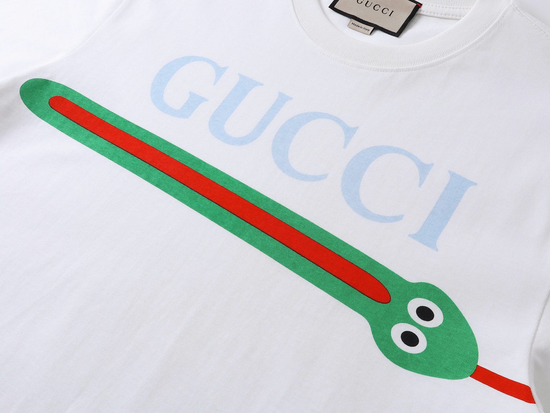 【款号】：300，p49.80
Gucci新品！【生肖蛇】早春系列高克重短袖
选用客供定制针织100%纯棉面打造,面料手感细腻，厚实有质感的纯棉布
 高密度的机织工艺，如棉絮般柔紧致舒适
 有挺括感，上身十分显型~
精致饱满有质感将品牌的档次感完美呈现，无论内搭还是单穿都超级有型
宽松版型裁剪，随意上身！
尺码：S~~~建议 ：80-120斤
            M~~~建议：120-145斤
             L~~~建议 ：140-165斤
            XL~~建议  ：160-190斤
可选颜色：白色。