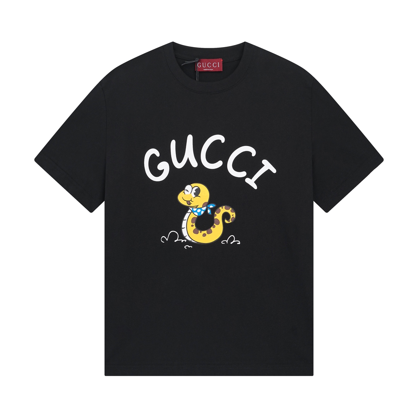 【款号】：302，p49.80
Gucci新品！【生肖蛇】早春系列高克重短袖
选用客供定制针织100%纯棉面打造,面料手感细腻，厚实有质感的纯棉布
 高密度的机织工艺，如棉絮般柔紧致舒适
 有挺括感，上身十分显型~
精致饱满有质感将品牌的档次感完美呈现，无论内搭还是单穿都超级有型
宽松版型裁剪，随意上身！
尺码：S~~~建议 ：80-120斤
            M~~~建议：120-145斤
             L~~~建议 ：140-165斤
            XL~~建议  ：160-190斤
可选颜色：杏色，黑色。