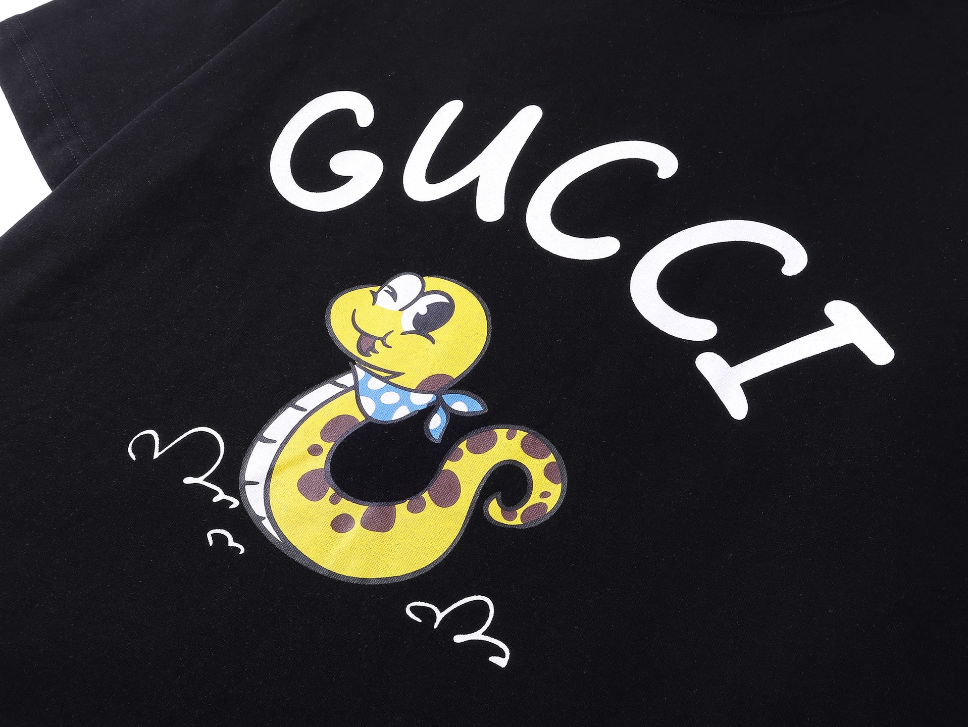 【款号】：302，p49.80
Gucci新品！【生肖蛇】早春系列高克重短袖
选用客供定制针织100%纯棉面打造,面料手感细腻，厚实有质感的纯棉布
 高密度的机织工艺，如棉絮般柔紧致舒适
 有挺括感，上身十分显型~
精致饱满有质感将品牌的档次感完美呈现，无论内搭还是单穿都超级有型
宽松版型裁剪，随意上身！
尺码：S~~~建议 ：80-120斤
            M~~~建议：120-145斤
             L~~~建议 ：140-165斤
            XL~~建议  ：160-190斤
可选颜色：杏色，黑色。