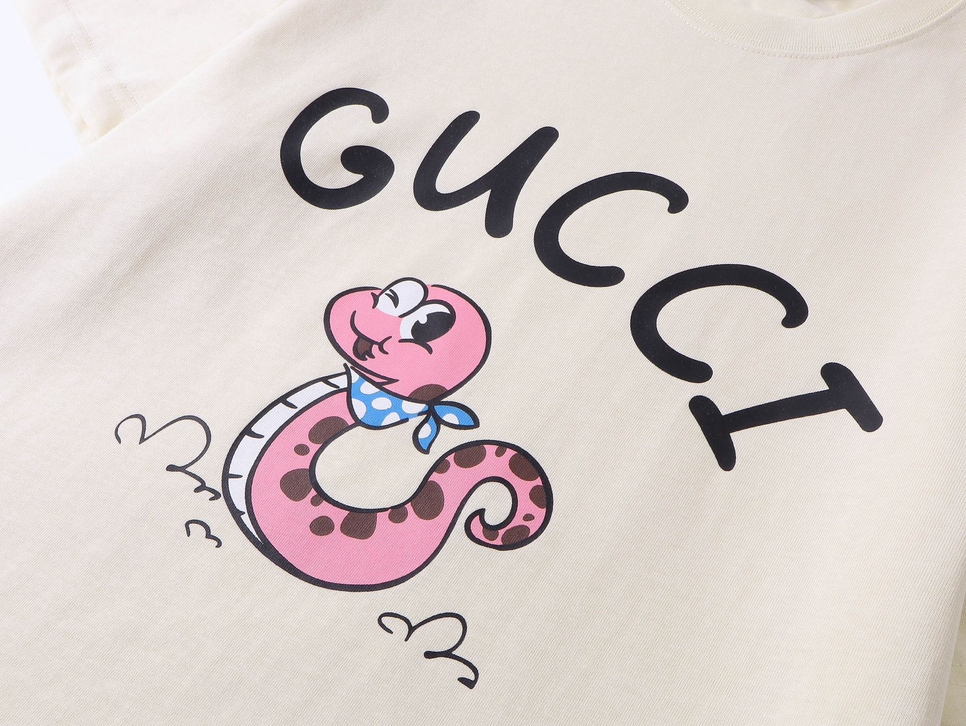 【款号】：302，p49.80
Gucci新品！【生肖蛇】早春系列高克重短袖
选用客供定制针织100%纯棉面打造,面料手感细腻，厚实有质感的纯棉布
 高密度的机织工艺，如棉絮般柔紧致舒适
 有挺括感，上身十分显型~
精致饱满有质感将品牌的档次感完美呈现，无论内搭还是单穿都超级有型
宽松版型裁剪，随意上身！
尺码：S~~~建议 ：80-120斤
            M~~~建议：120-145斤
             L~~~建议 ：140-165斤
            XL~~建议  ：160-190斤
可选颜色：杏色，黑色。