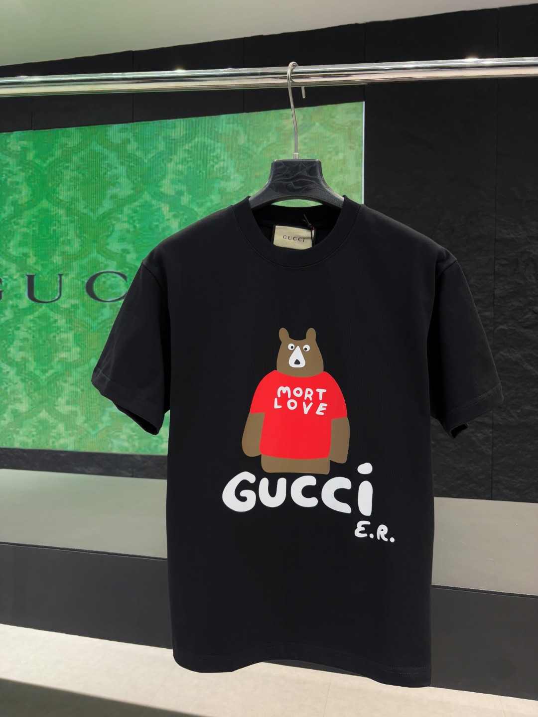 【款号】：525，@65 Gucci新品！早春系列高克重短袖 选用客供定制针织100%纯棉面打造,面料手感细腻，厚实有质感的纯棉布 高密度的机织工艺，如棉絮般柔紧致舒适 有挺括感，上身十分显型~ 精致饱满有质感将品牌的档次感完美呈现，无论…